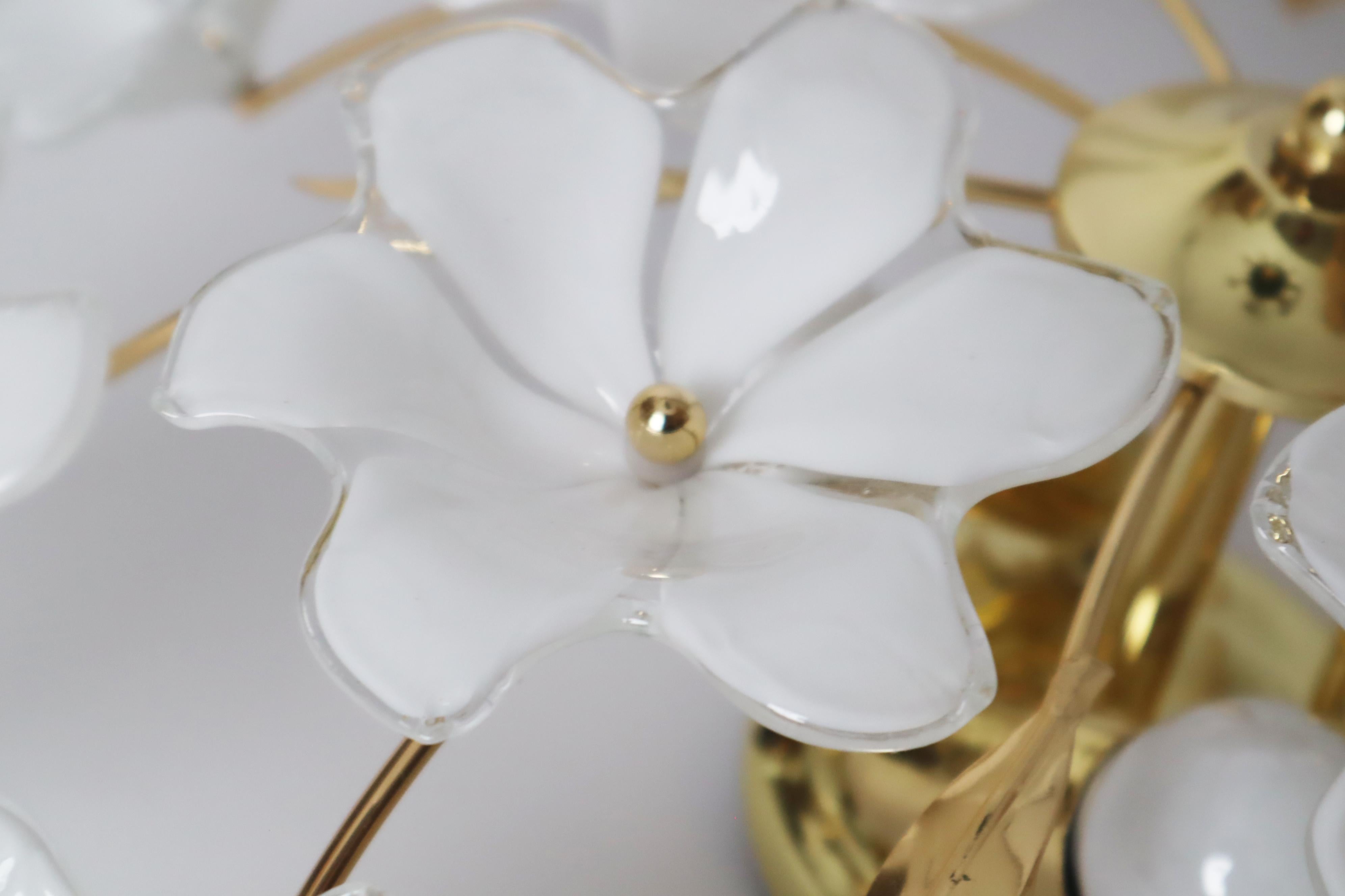 Lampada da soffitto con fiori in vetro di Murano bianco di Hosel anni '80 in vendita 2