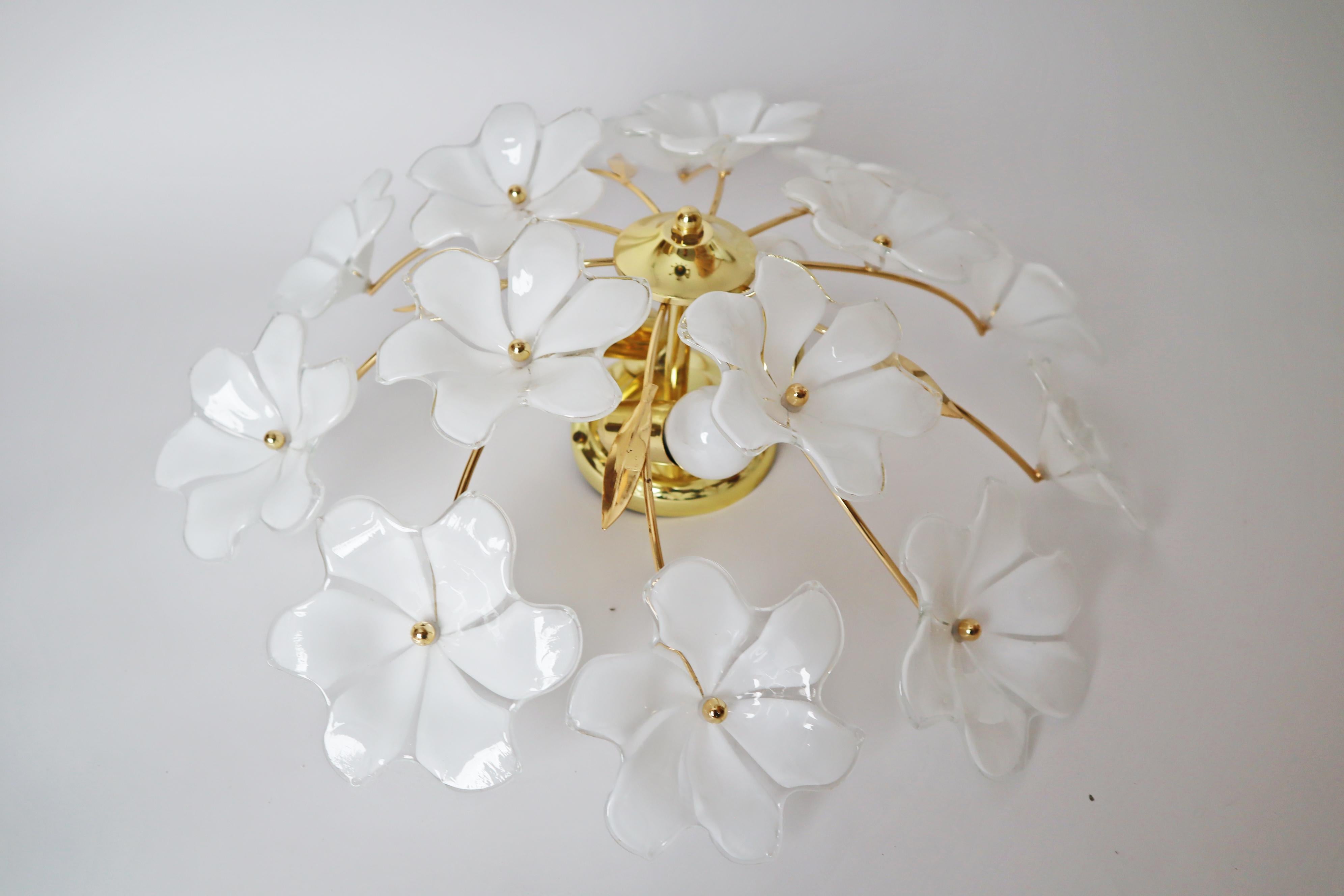 Lampada da soffitto con fiori in vetro di Murano bianco di Hosel anni '80 in vendita 3