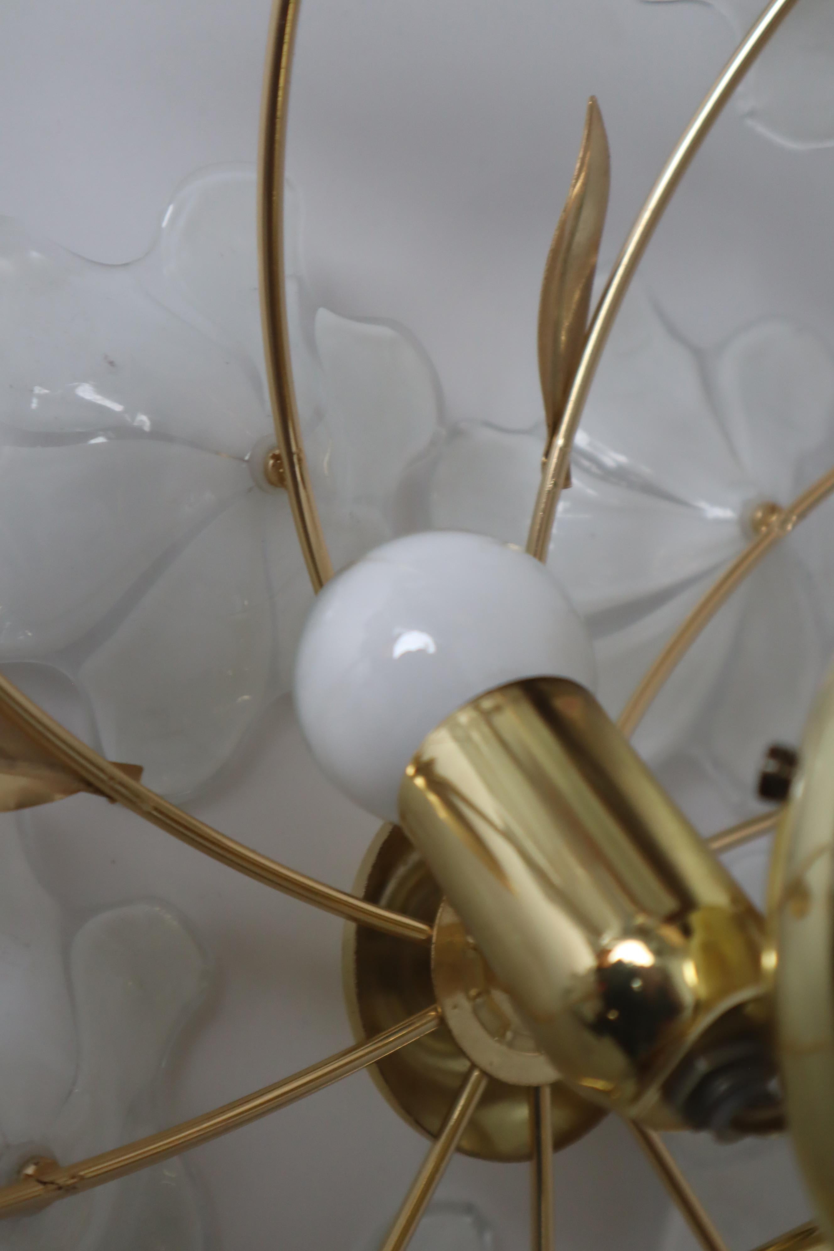 Lampada da soffitto con fiori in vetro di Murano bianco di Hosel anni '80 in vendita 6