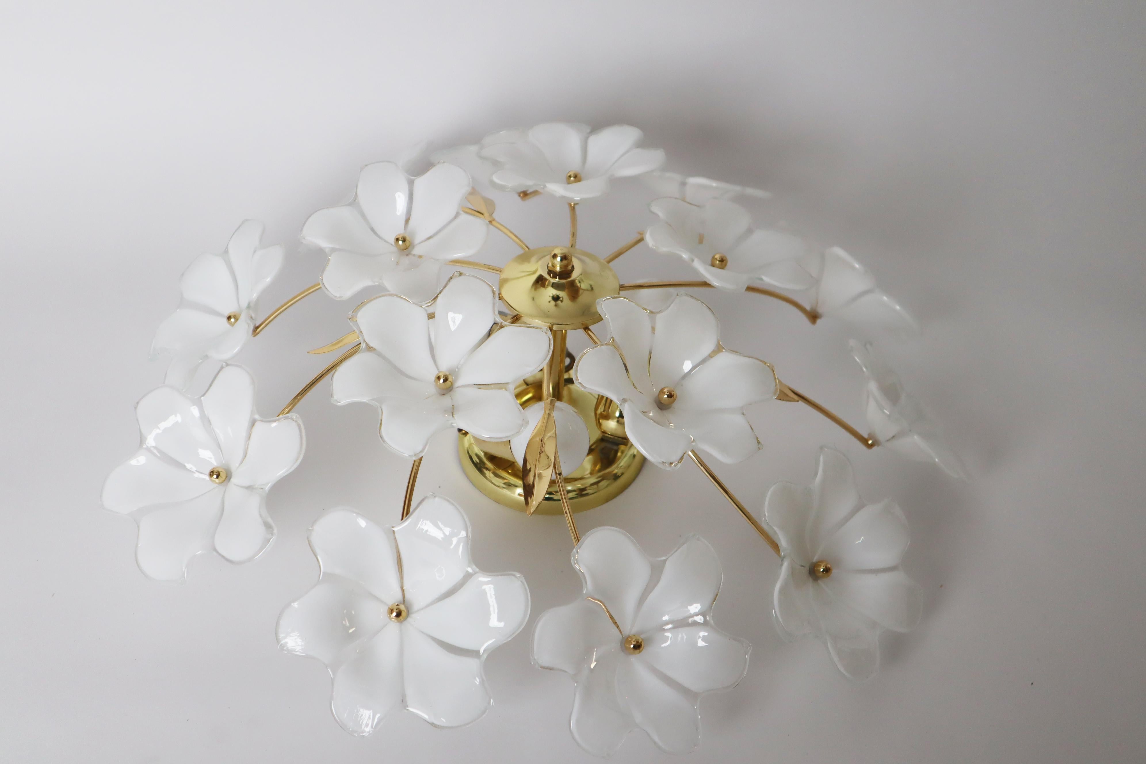 Lampada da soffitto con fiori in vetro di Murano bianco di Hosel anni '80 in vendita 7