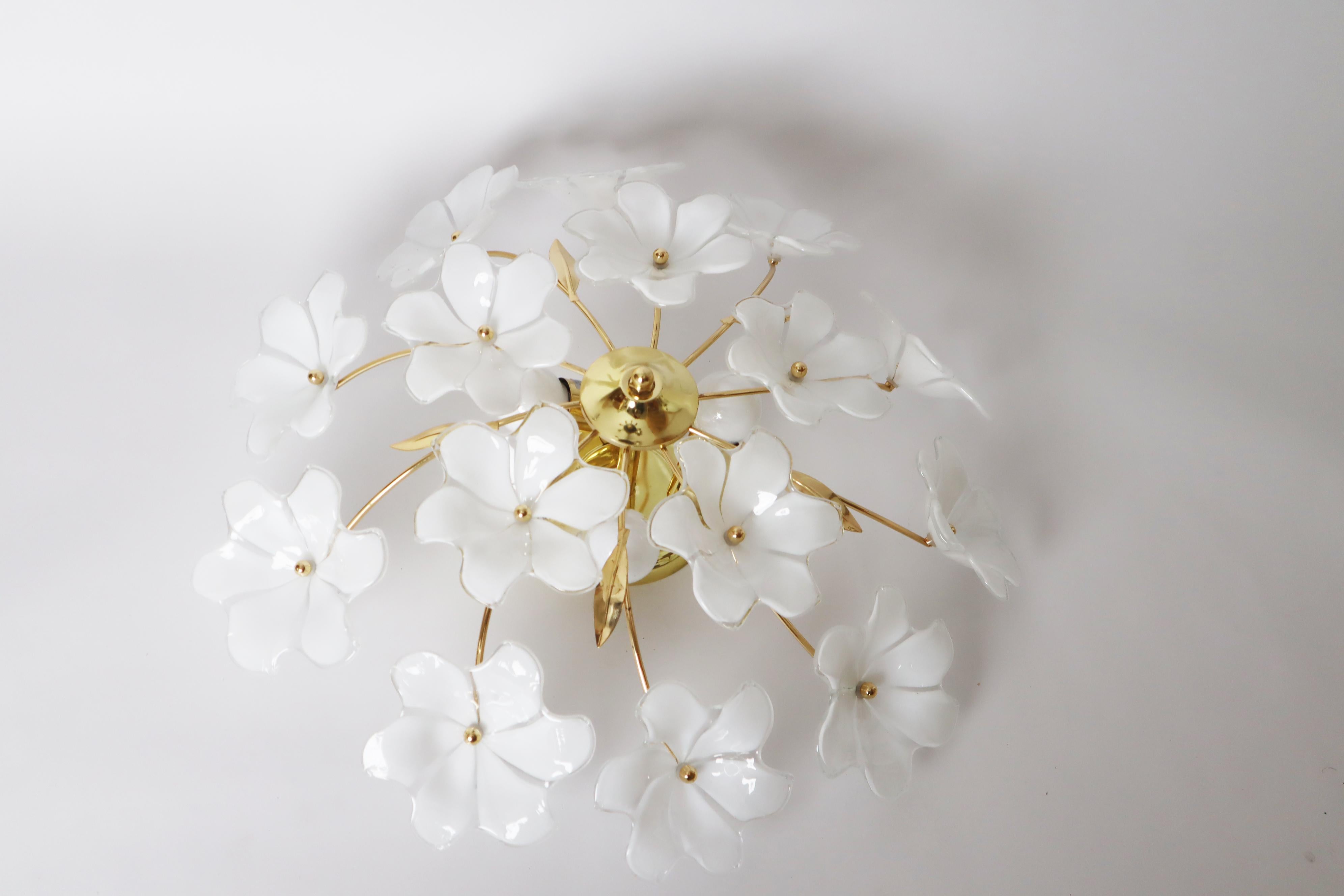 Lampada da soffitto con fiori in vetro di Murano bianco di Hosel anni '80 in vendita 8
