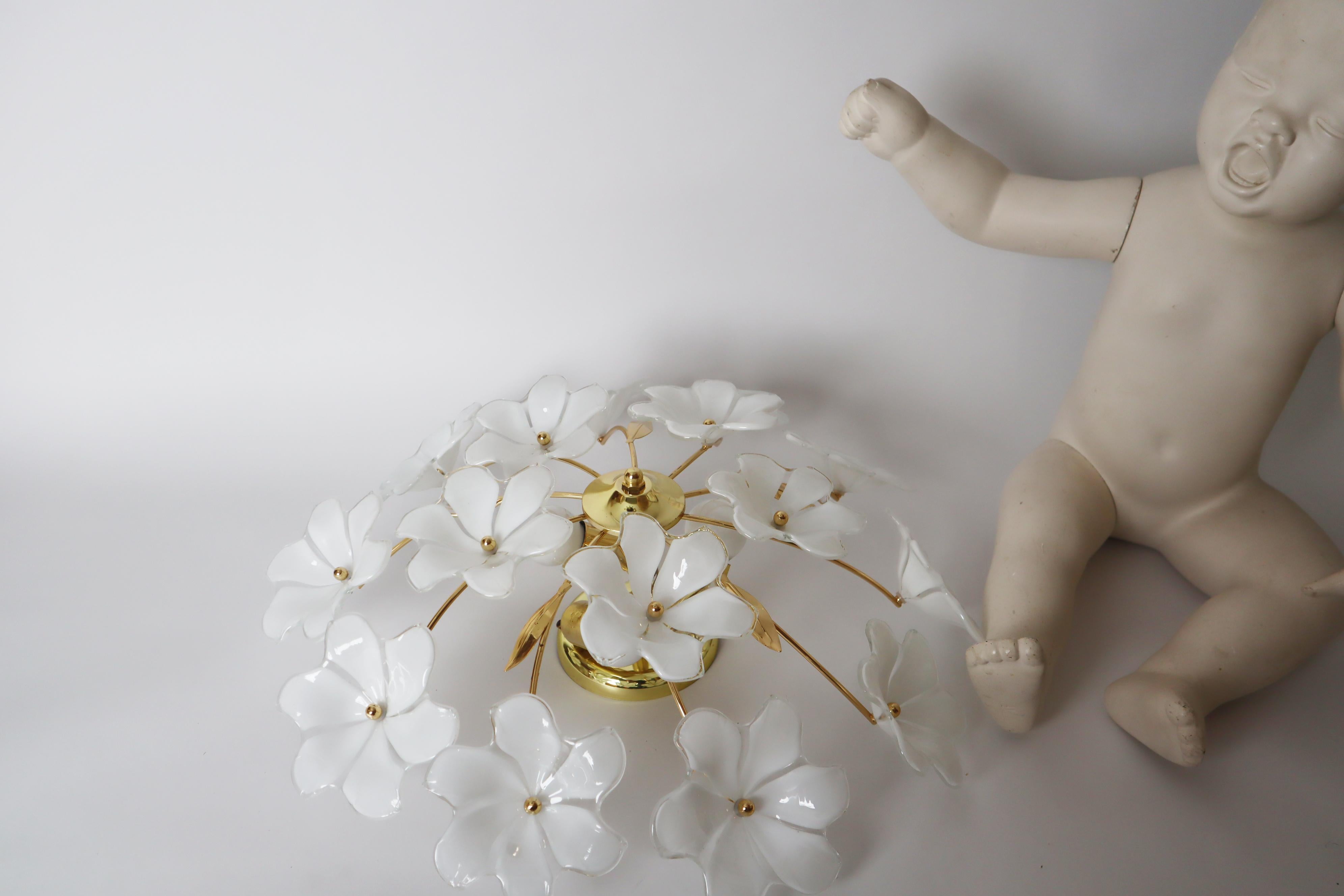 Lampada da soffitto con fiori in vetro di Murano bianco di Hosel anni '80 in vendita 9