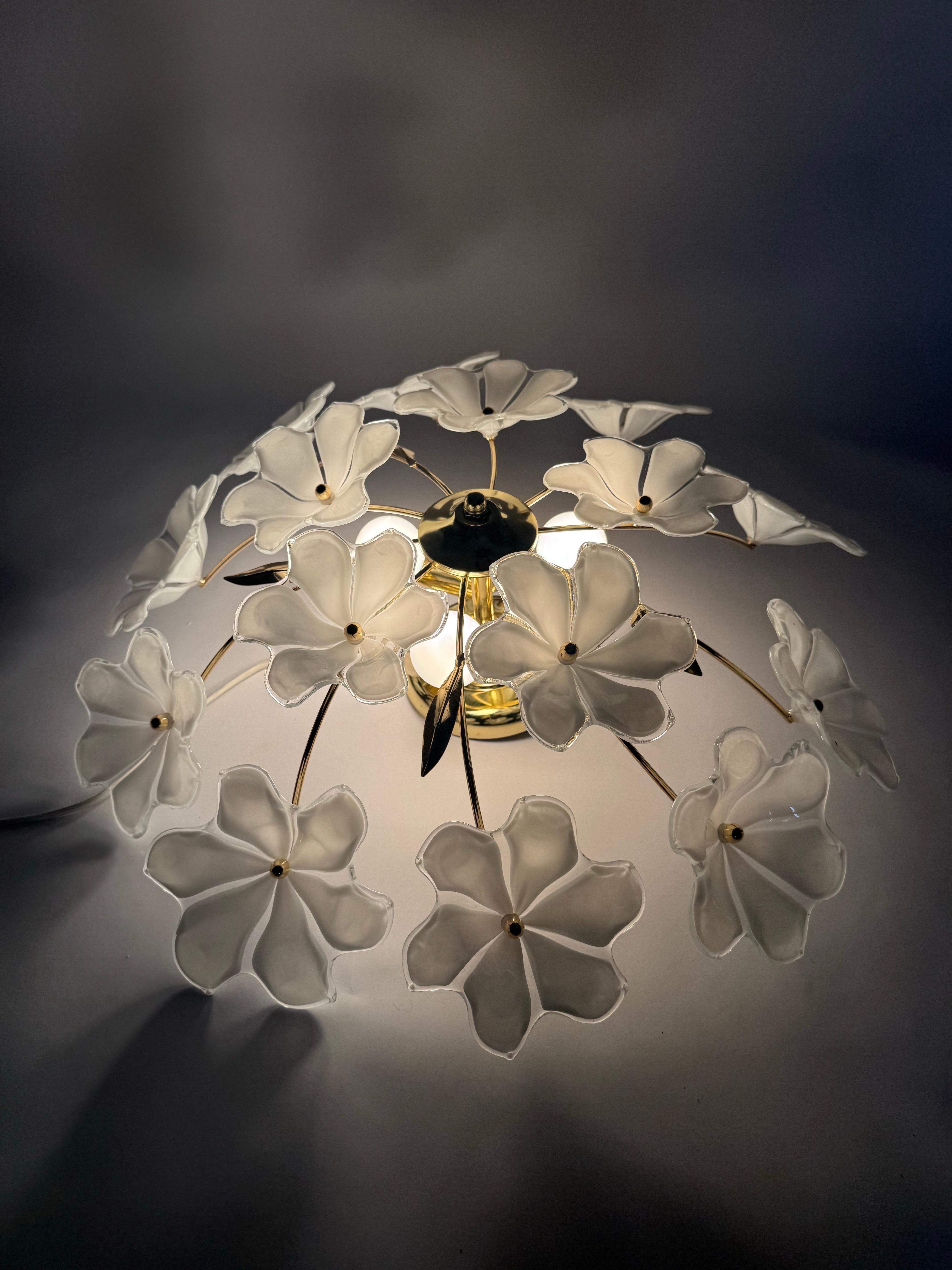 Hollywood Regency Lampada da soffitto con fiori in vetro di Murano bianco di Hosel anni '80 in vendita
