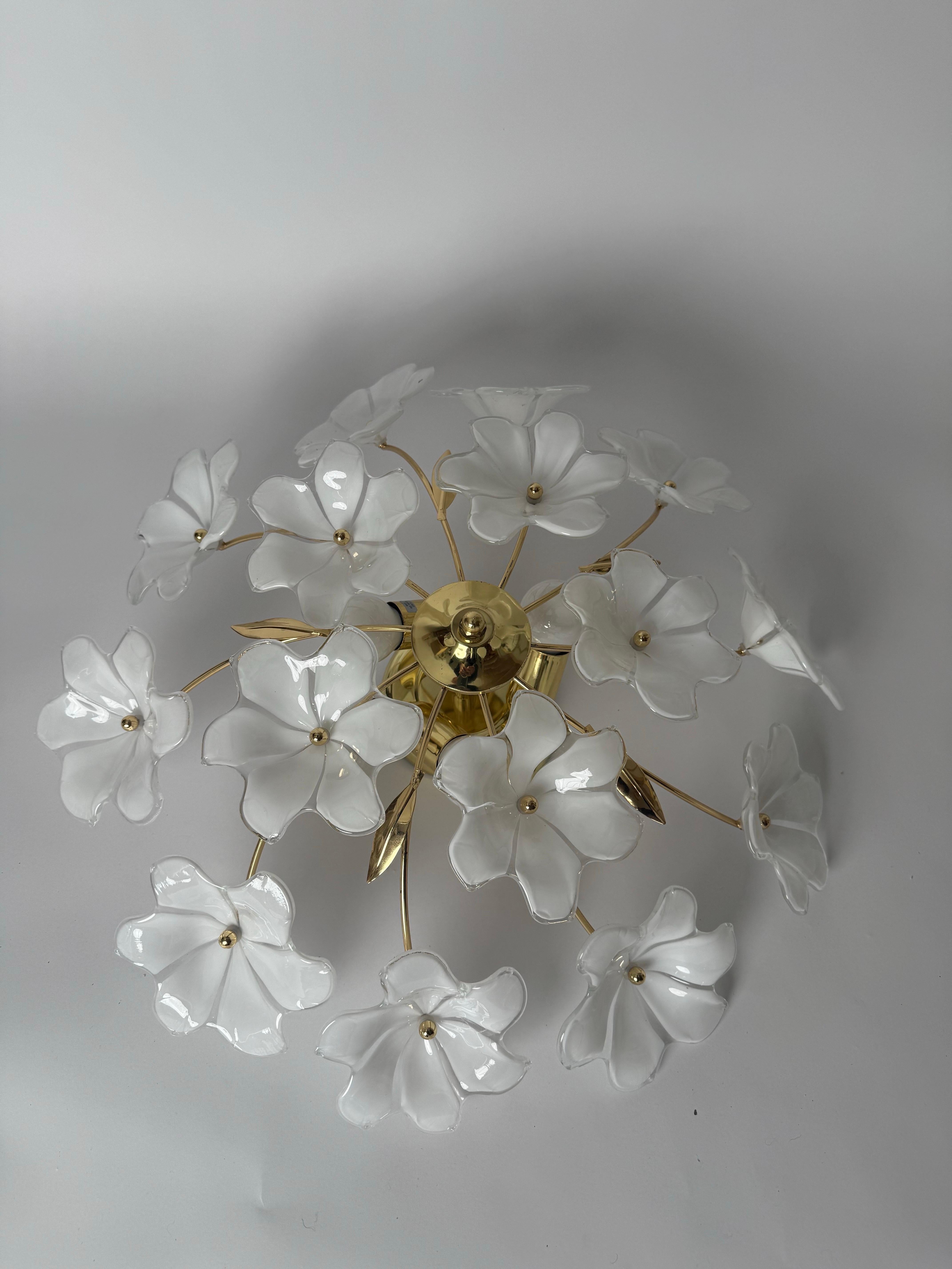 Tedesco Lampada da soffitto con fiori in vetro di Murano bianco di Hosel anni '80 in vendita