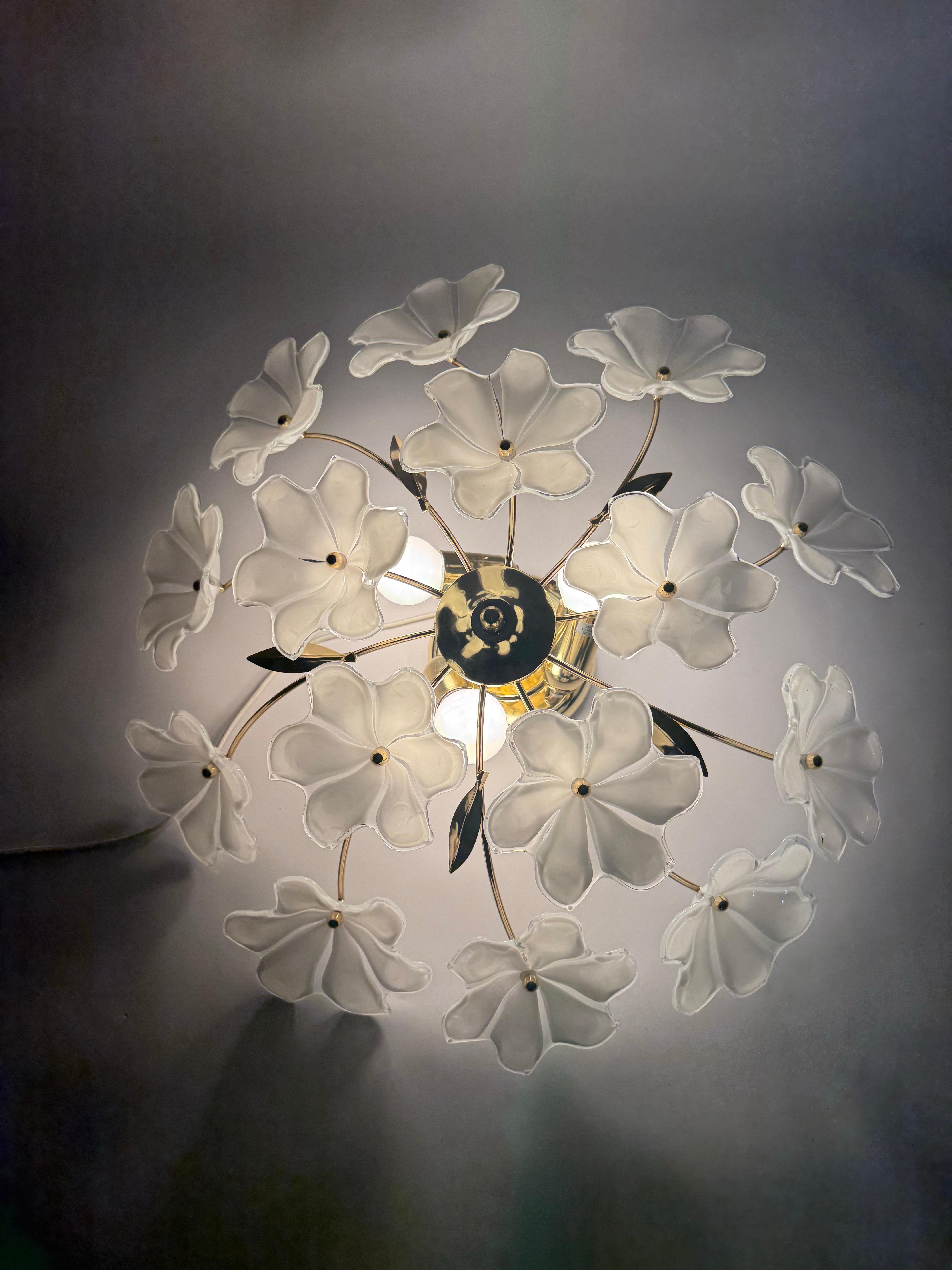 Fatto a mano Lampada da soffitto con fiori in vetro di Murano bianco di Hosel anni '80 in vendita