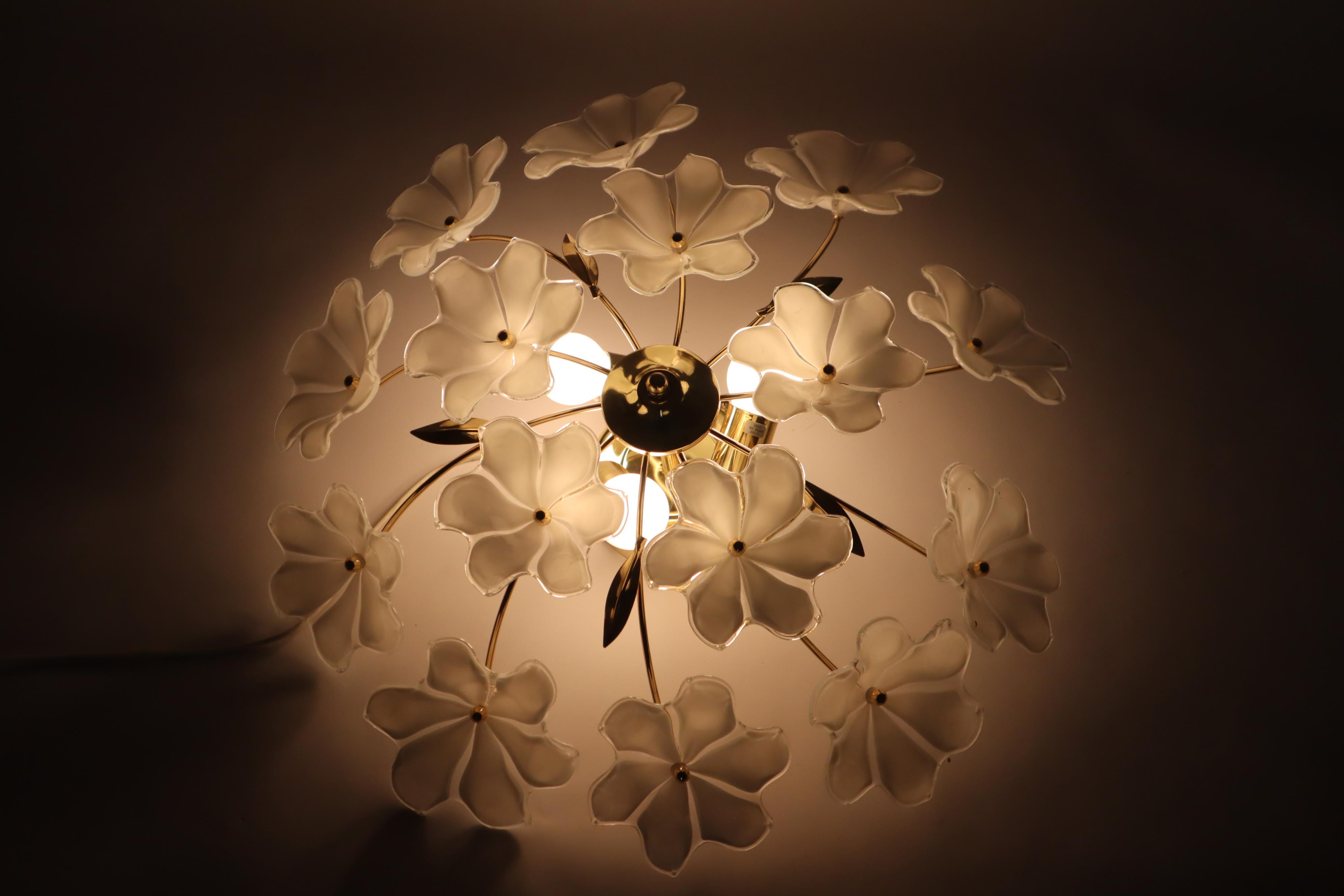 Lampada da soffitto con fiori in vetro di Murano bianco di Hosel anni '80 In condizioni buone in vendita a Hannover, DE