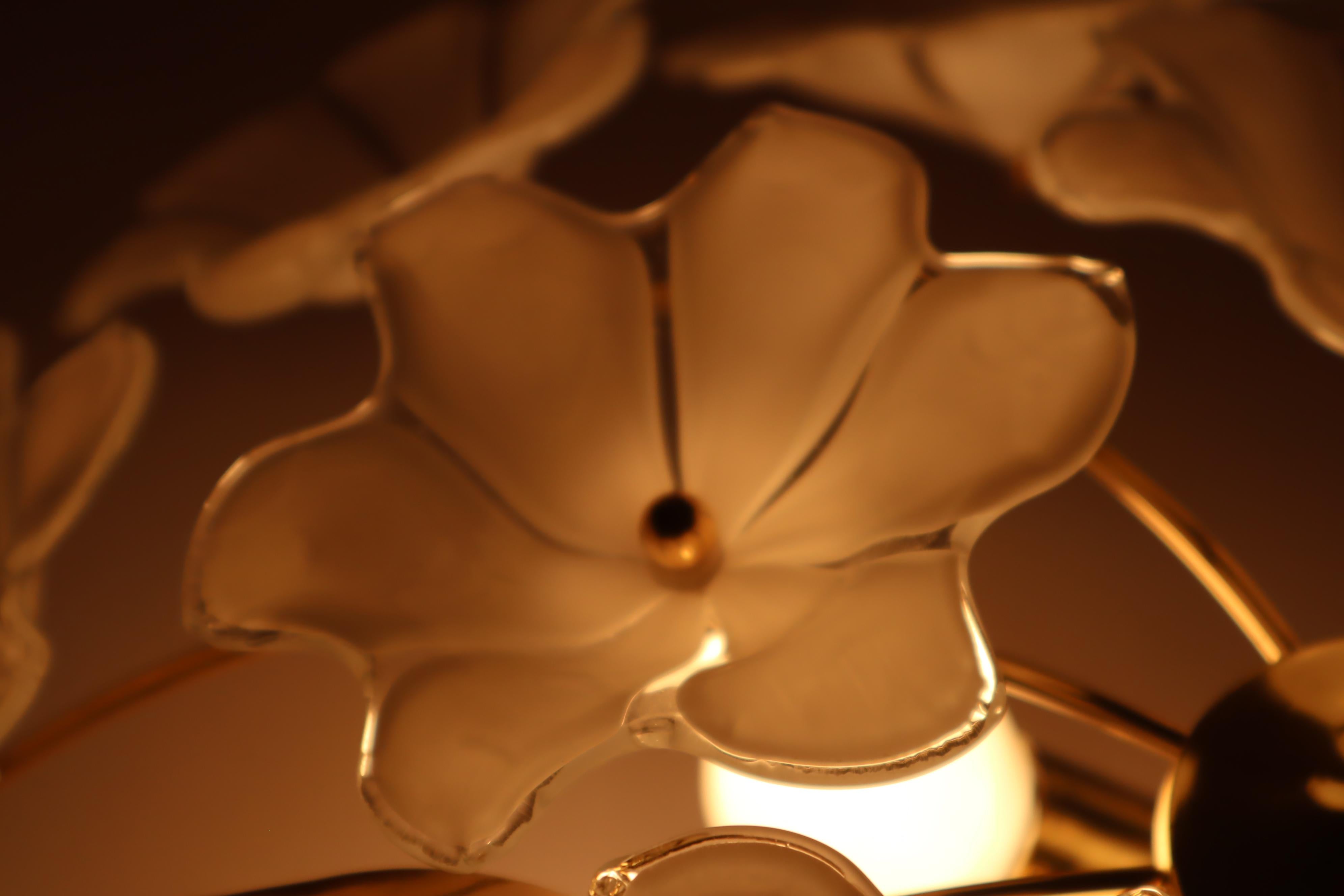 Fine XX secolo Lampada da soffitto con fiori in vetro di Murano bianco di Hosel anni '80 in vendita