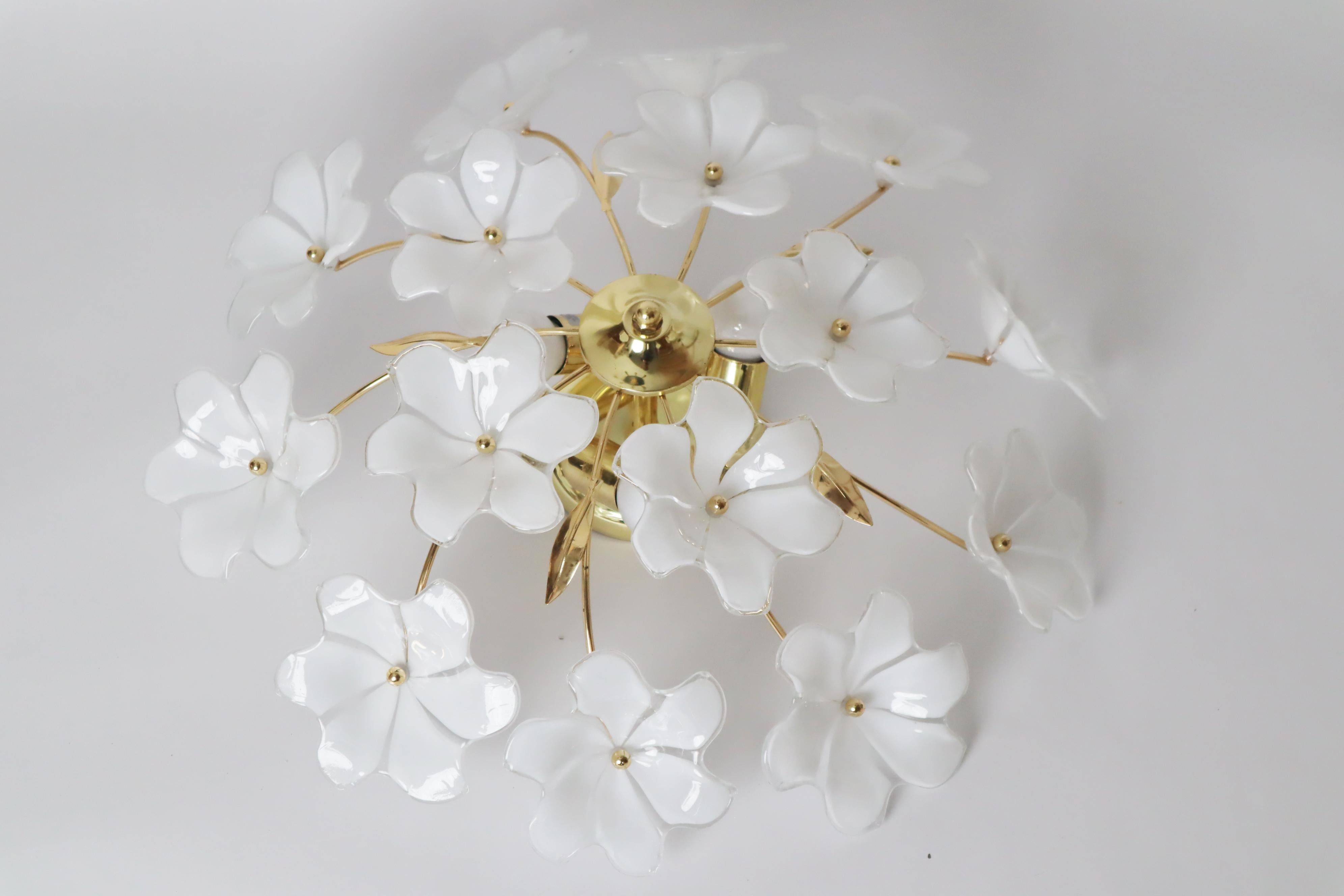 Metallo Lampada da soffitto con fiori in vetro di Murano bianco di Hosel anni '80 in vendita