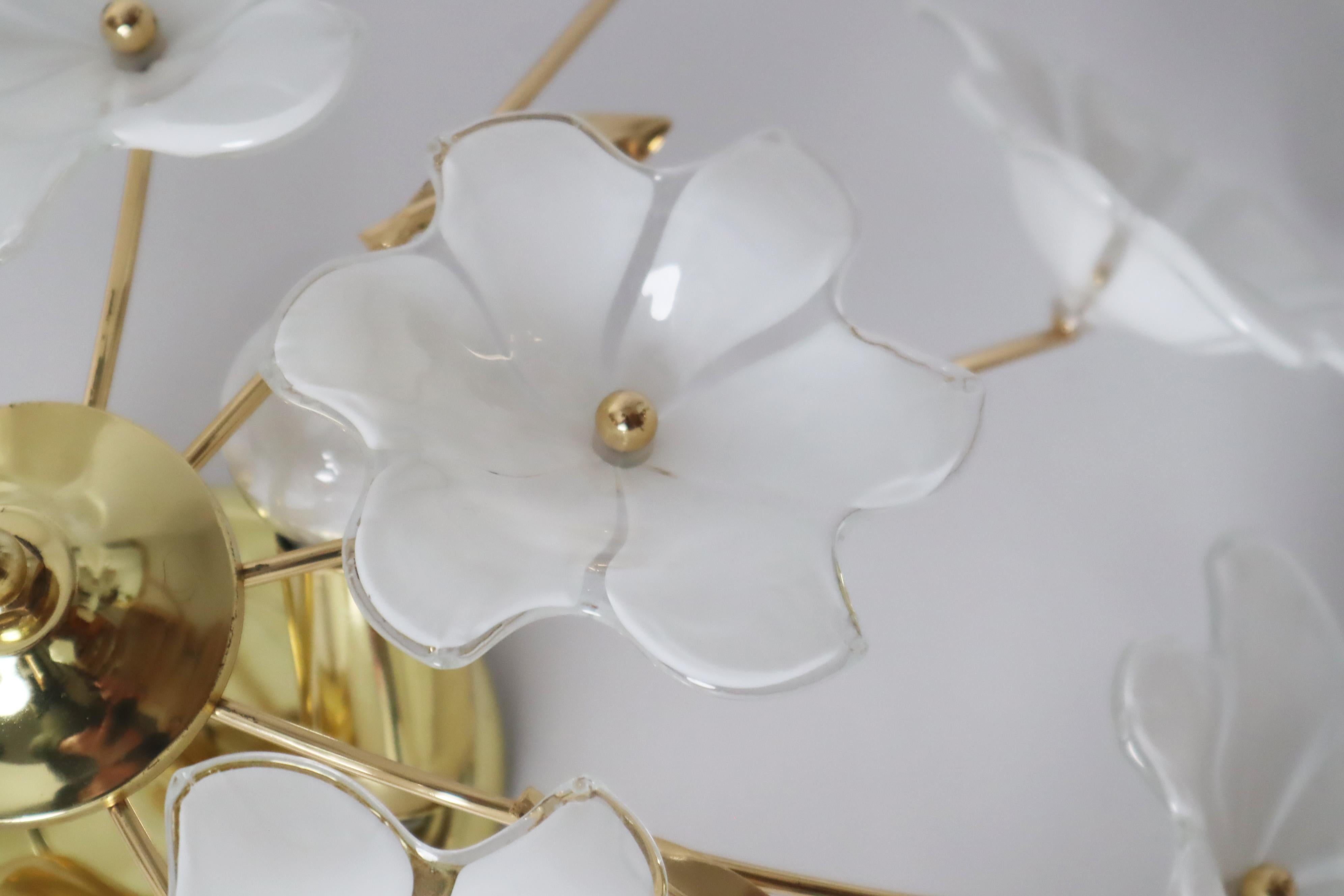 Lampada da soffitto con fiori in vetro di Murano bianco di Hosel anni '80 in vendita 1