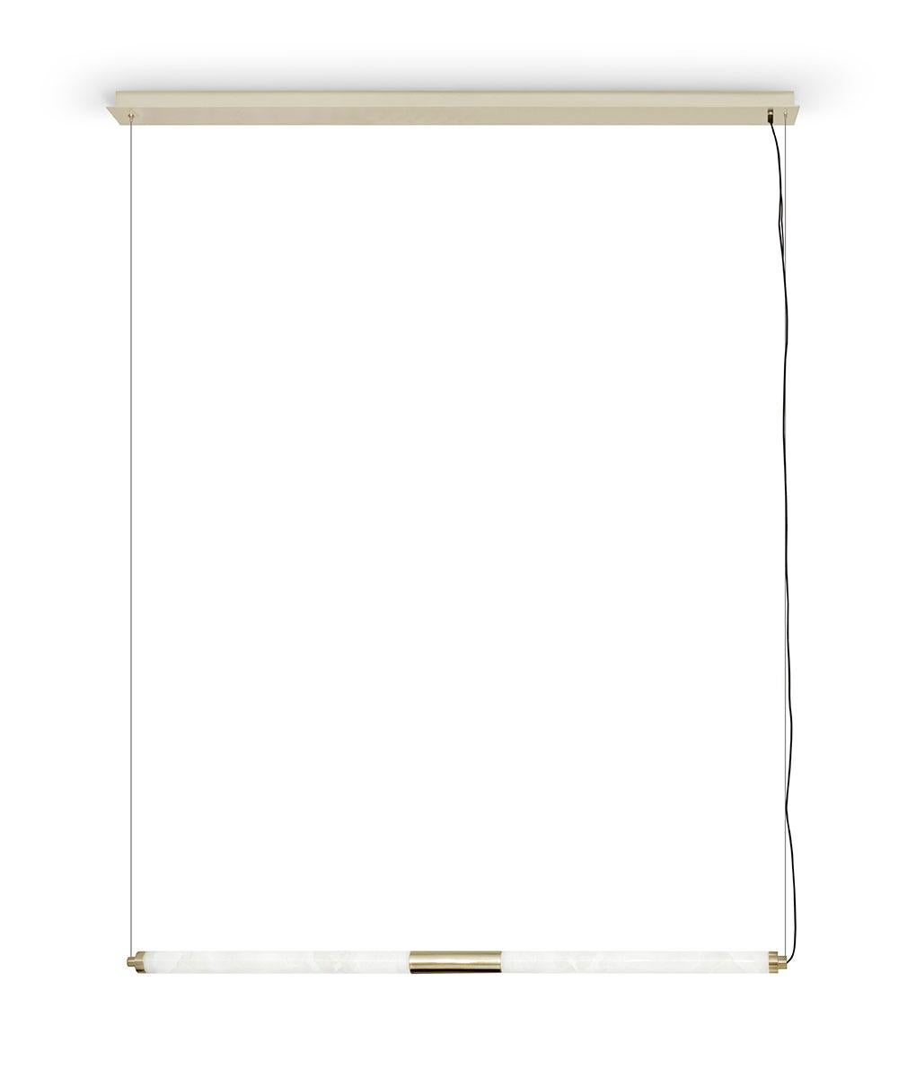 La lampada da soffitto orizzontale Katana, parte dell'esclusiva collezione Katana, combina la tecnologia Vetrite con un design minimalista. Con una splendida struttura in metallo, questo apparecchio presenta un diffusore tubolare in Vetrite