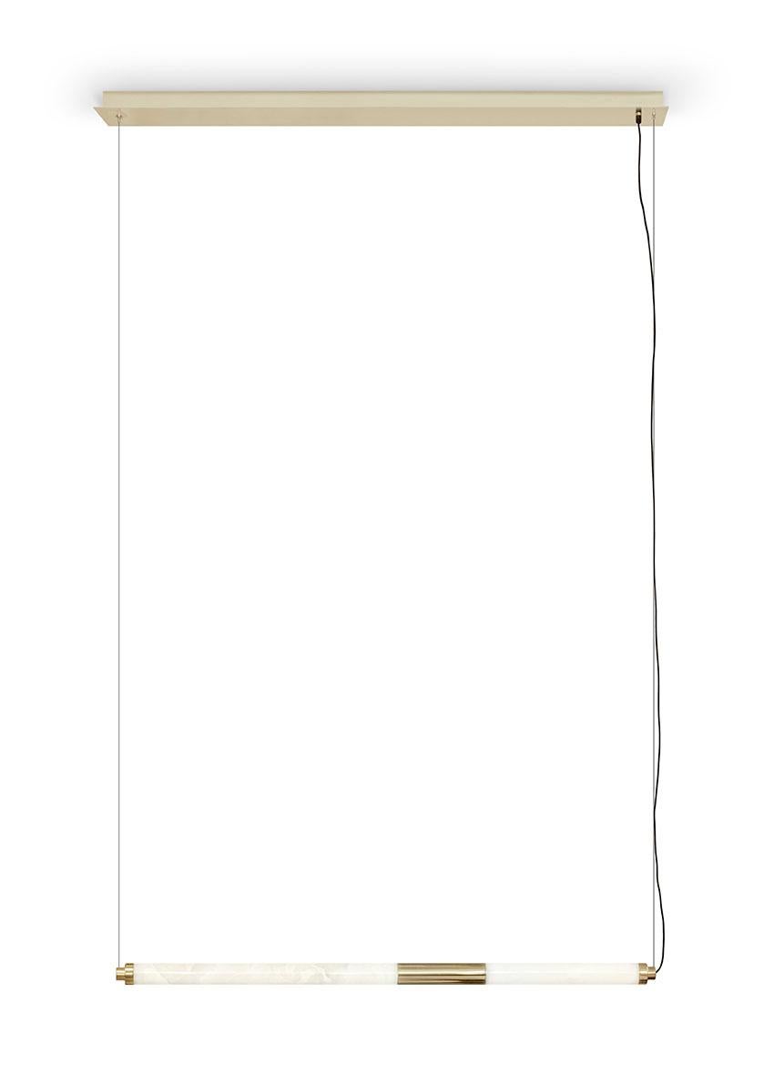 La lampada da soffitto orizzontale Katana, parte dell'esclusiva collezione Katana, combina la tecnologia Vetrite con un design minimalista. Con una splendida struttura in metallo, questo apparecchio presenta un diffusore tubolare in Vetrite