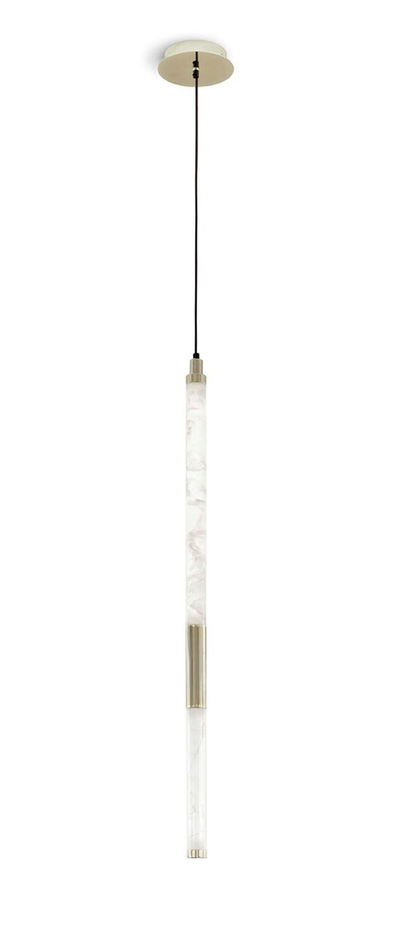 La lampada da soffitto orizzontale Katana, parte dell'esclusiva collezione Katana, combina la tecnologia Vetrite con un design minimalista. Con una splendida struttura in metallo, questo apparecchio presenta un diffusore tubolare in Vetrite