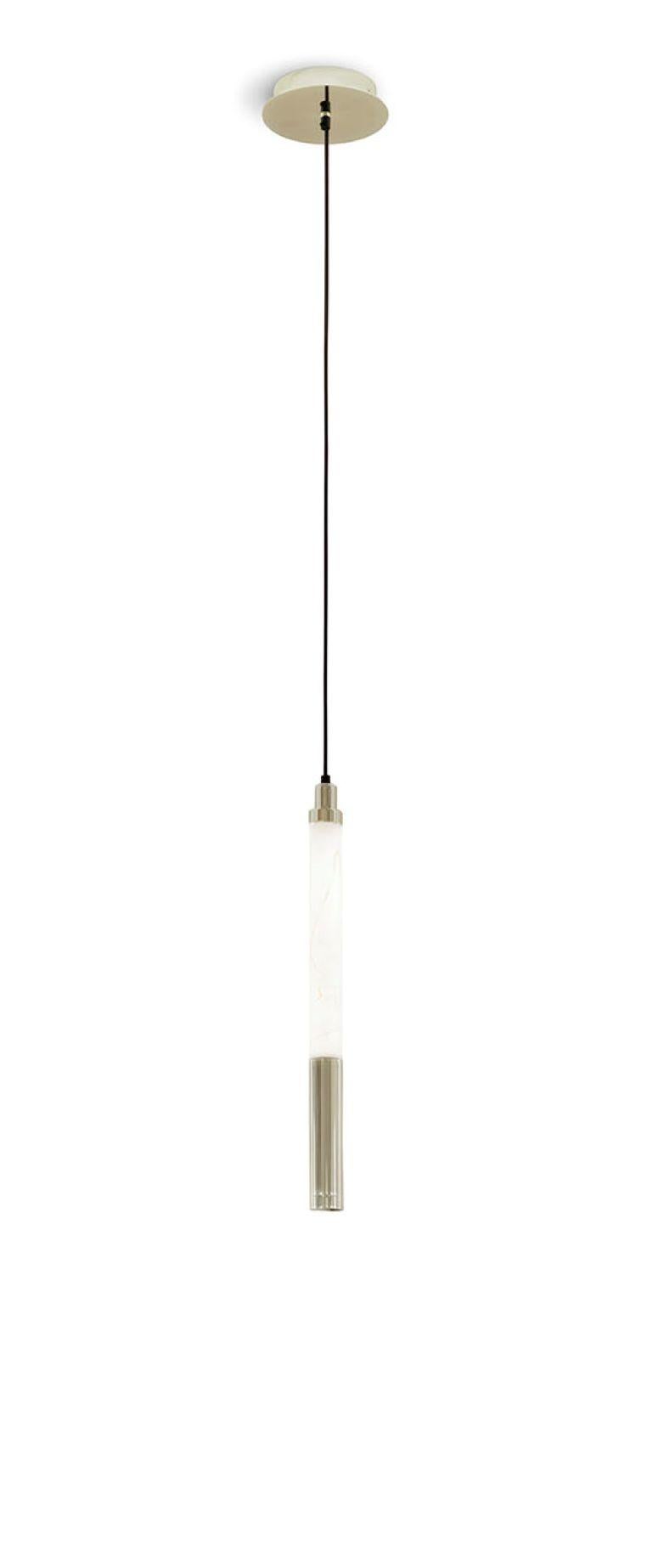 La lámpara de techo horizontal Katana, de la exclusiva colección Katana, combina la tecnología Vetrite con un diseño minimalista. Con un marco metálico de bello acabado, esta luminaria incorpora un difusor tubular Vetrite opalescente, iluminado