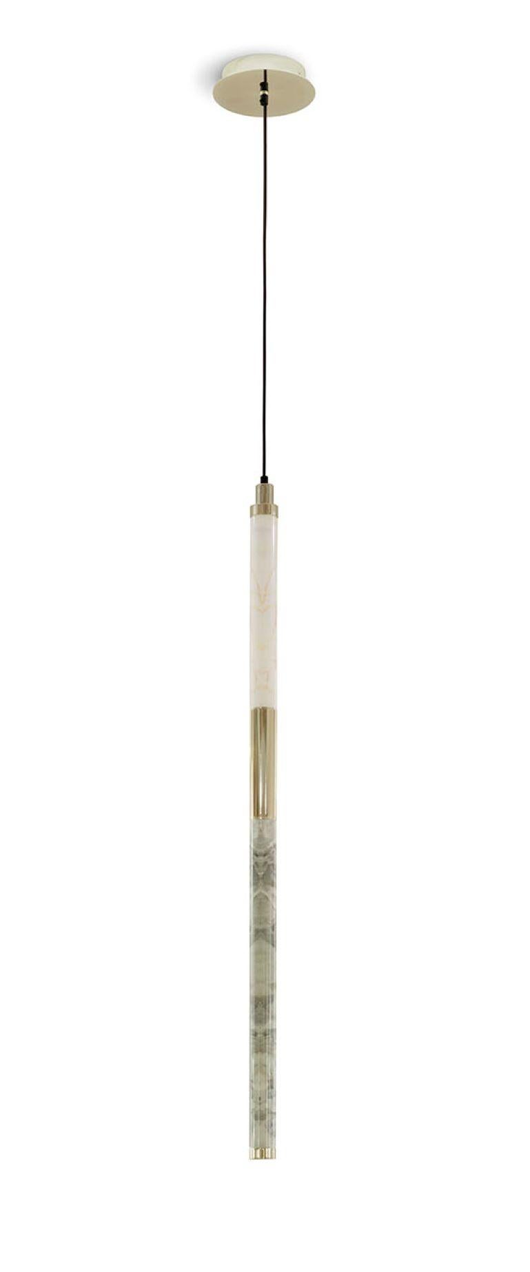 La lampada da soffitto orizzontale Katana, parte dell'esclusiva collezione Katana, combina la tecnologia Vetrite con un design minimalista. Con una splendida struttura in metallo, questo apparecchio presenta un diffusore tubolare in Vetrite