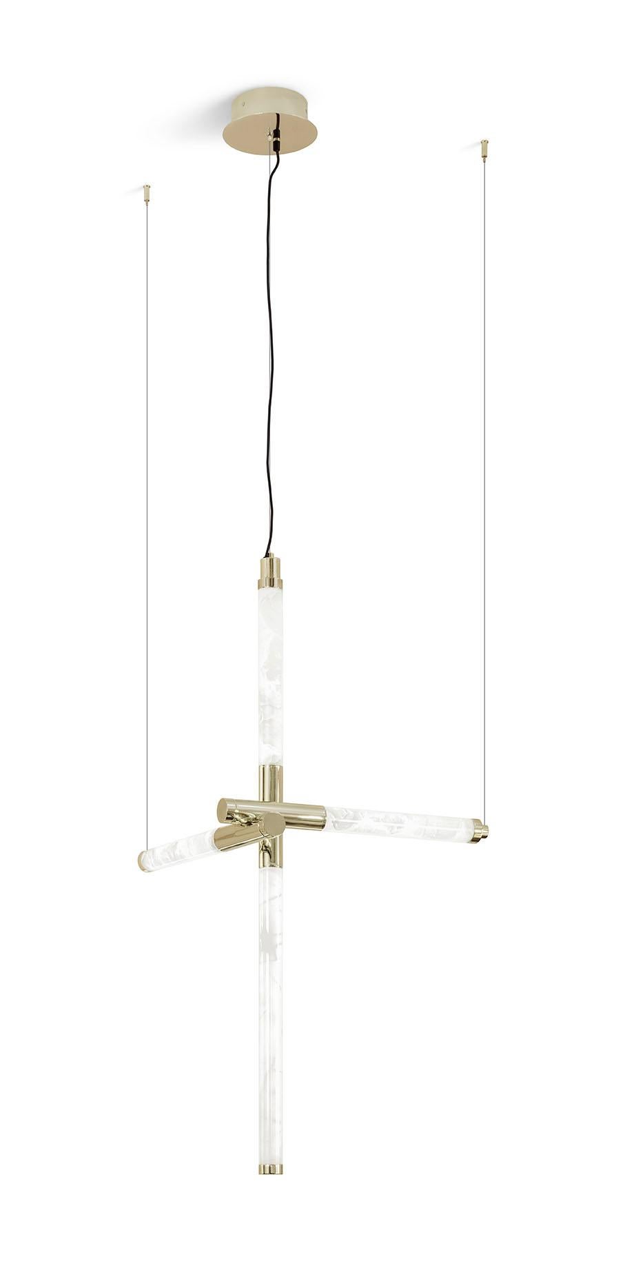 La lampada da soffitto orizzontale Katana, parte dell'esclusiva collezione Katana, combina la tecnologia Vetrite con un design minimalista. Con una splendida struttura in metallo, questo apparecchio presenta un diffusore tubolare in Vetrite