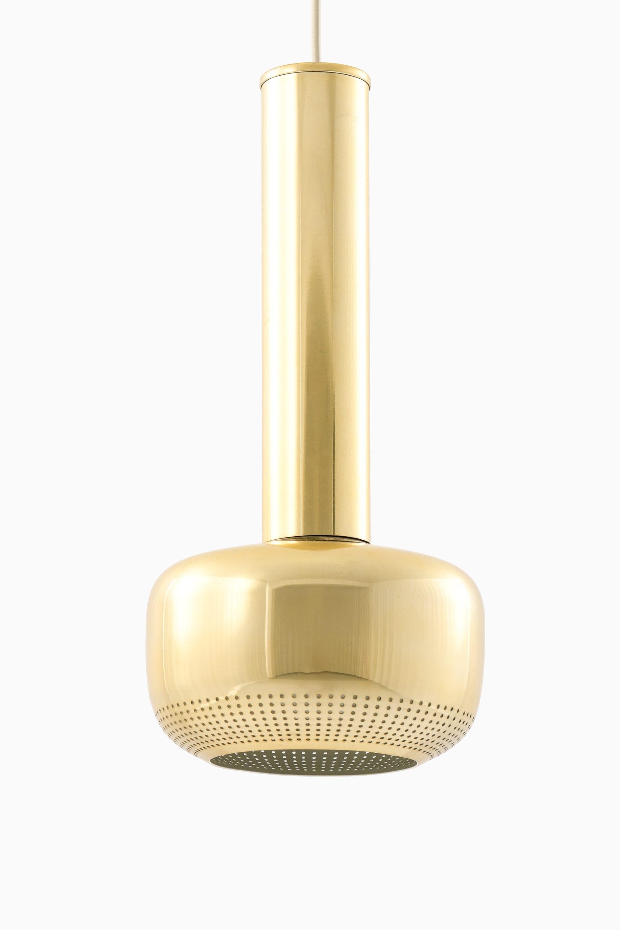 Lampade da soffitto in ottone di Vilhelm Lauritzen, 1956

Informazioni aggiuntive:
Materiale: Ottone
Stile: Metà secolo, Scandinavo
Prodotto da Louis Poulsen in Danimarca
Dimensioni (L. x P. x H.): 18 x 18 x 37 cm