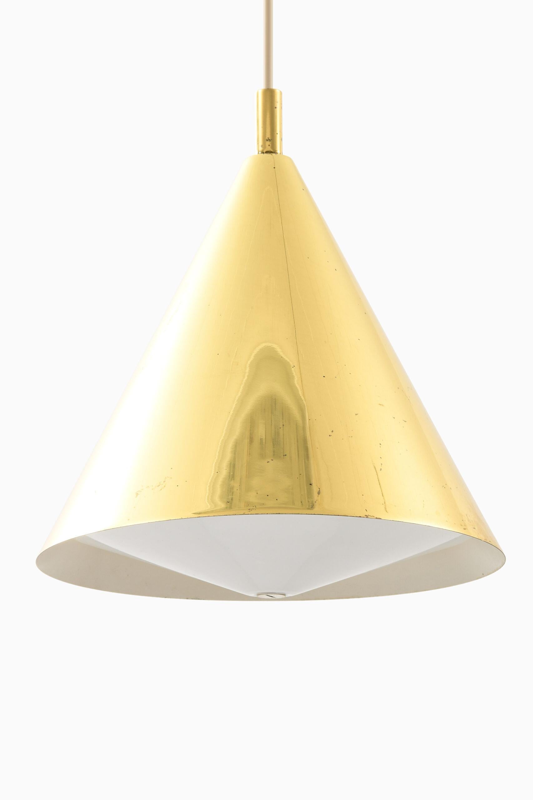 Deckenlampen von unbekanntem Designer. Produziert von Glashütte Limburg in Deutschland.
Abmessungen (B x T x H): 36 x 36 x 38 (61) cm. 3 Stück verfügbar. Der angegebene Preis ist / Lampe.
