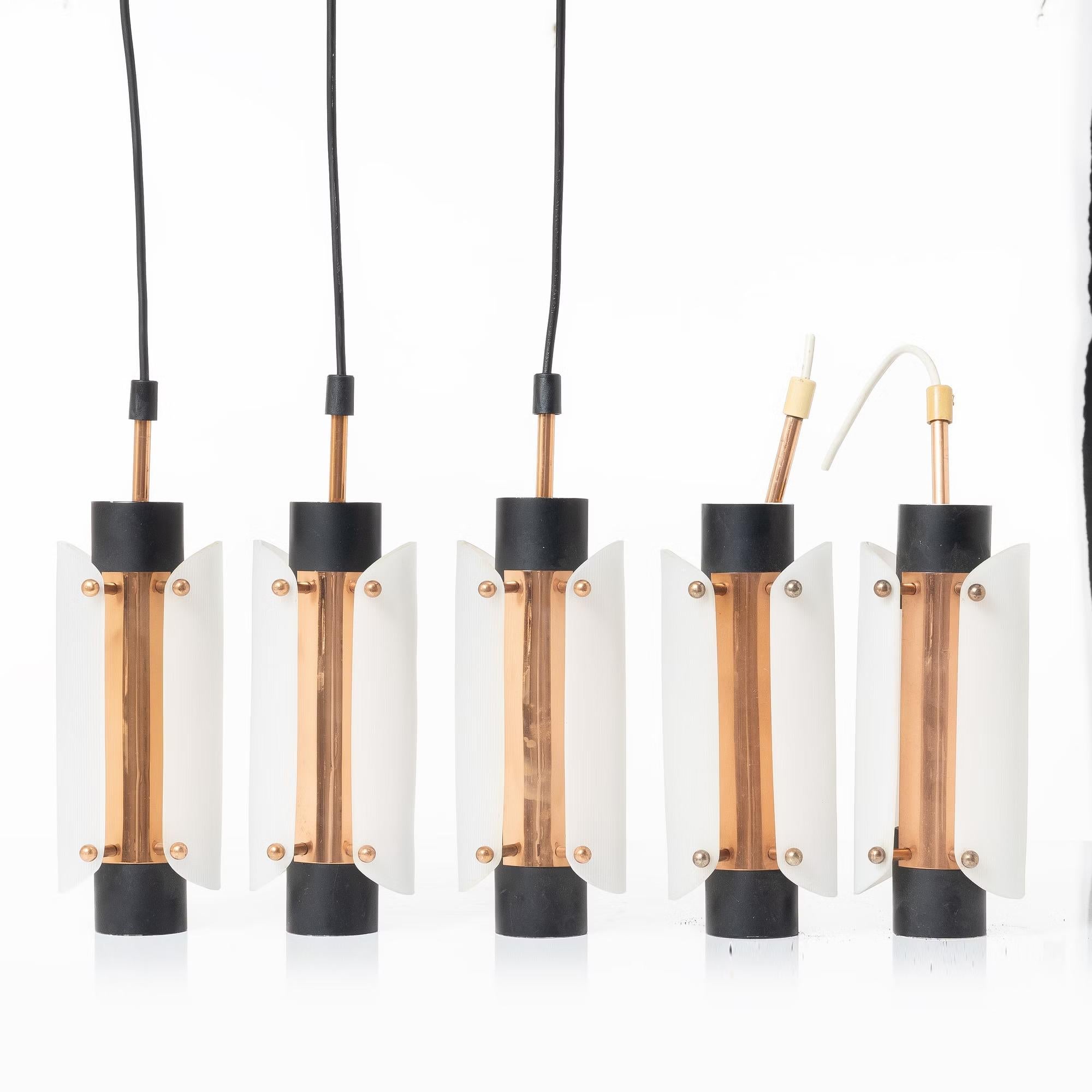 Una coppia di luci a balestra in acciaio verniciato, rame e plexiglass. Progettato e prodotto in Danimarca nella seconda metà degli anni '60. 
Buone condizioni vintage. 
Sono disponibili 2 coppie di plafoniere. 
Prezzo per 1 coppia di plafoniere.