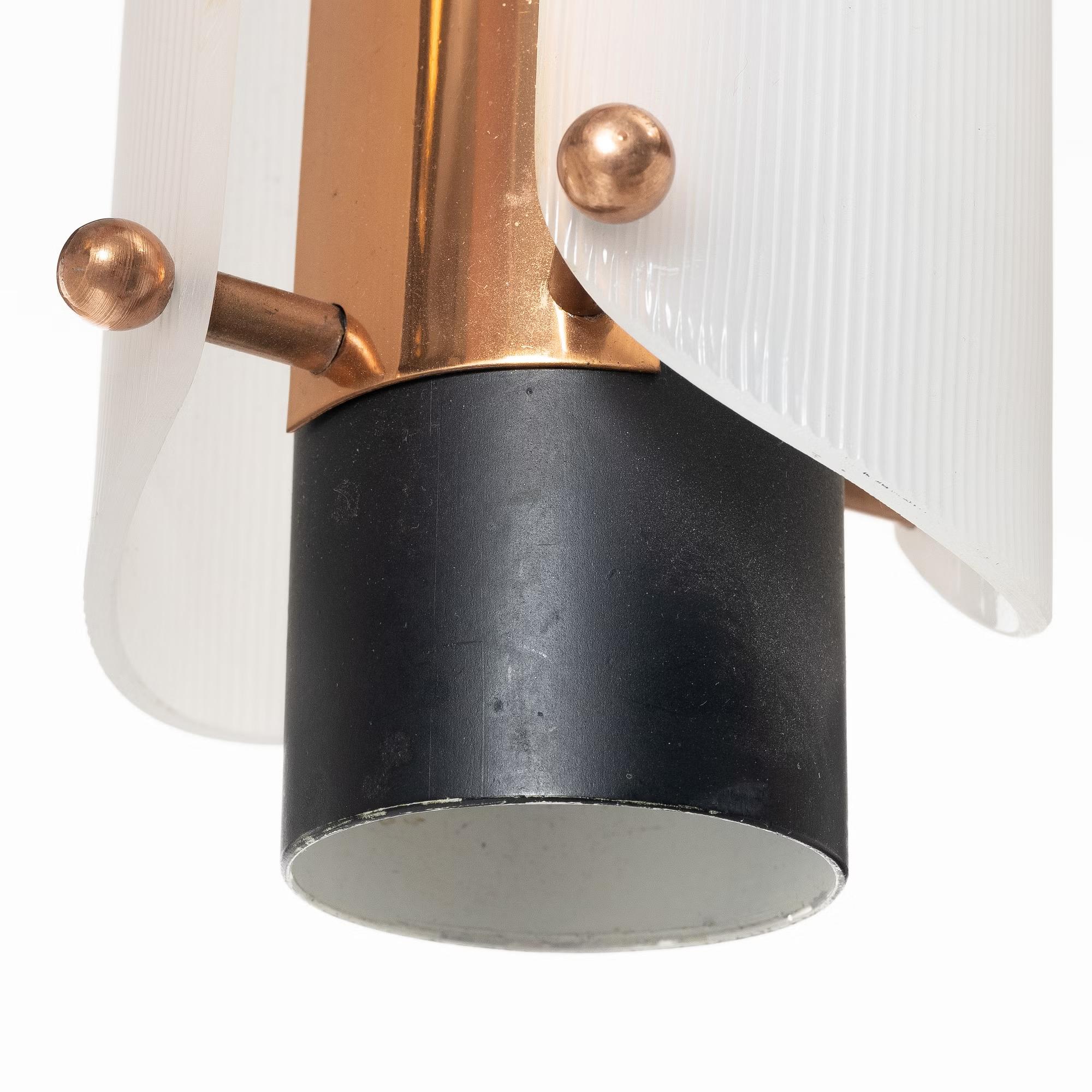 Metà XX secolo Lampada da soffitto una coppia acciaio rame plexiglass Danimarca 1960 in vendita