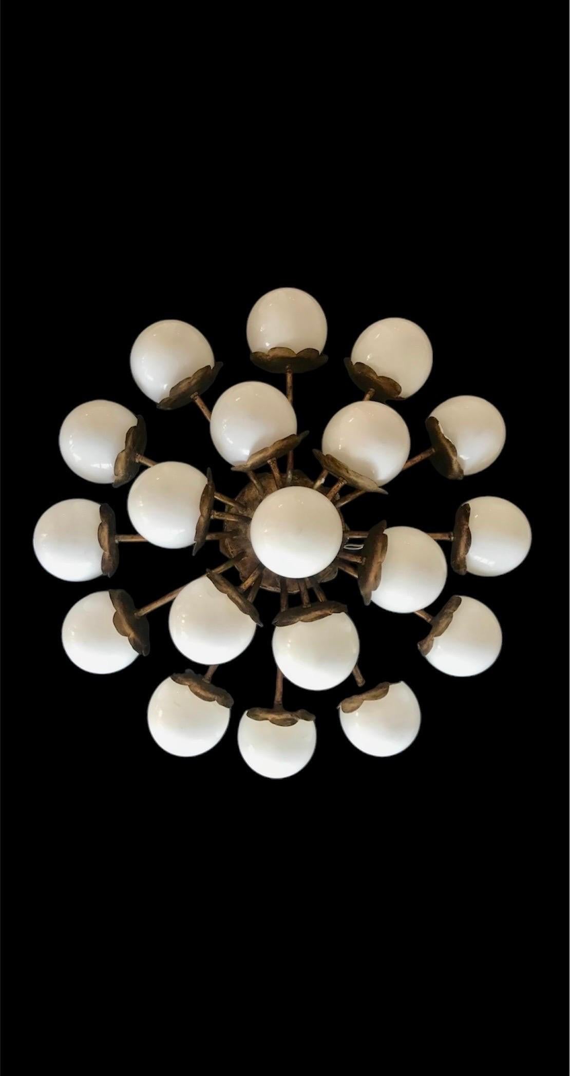 very large circular ceiling light in hammered and gilded metal, made up of opaline 19 glass globes. Original lamp from the 50s/60s in the brutalist trend. a decorative piece that will give a unique atmosphere to your interior