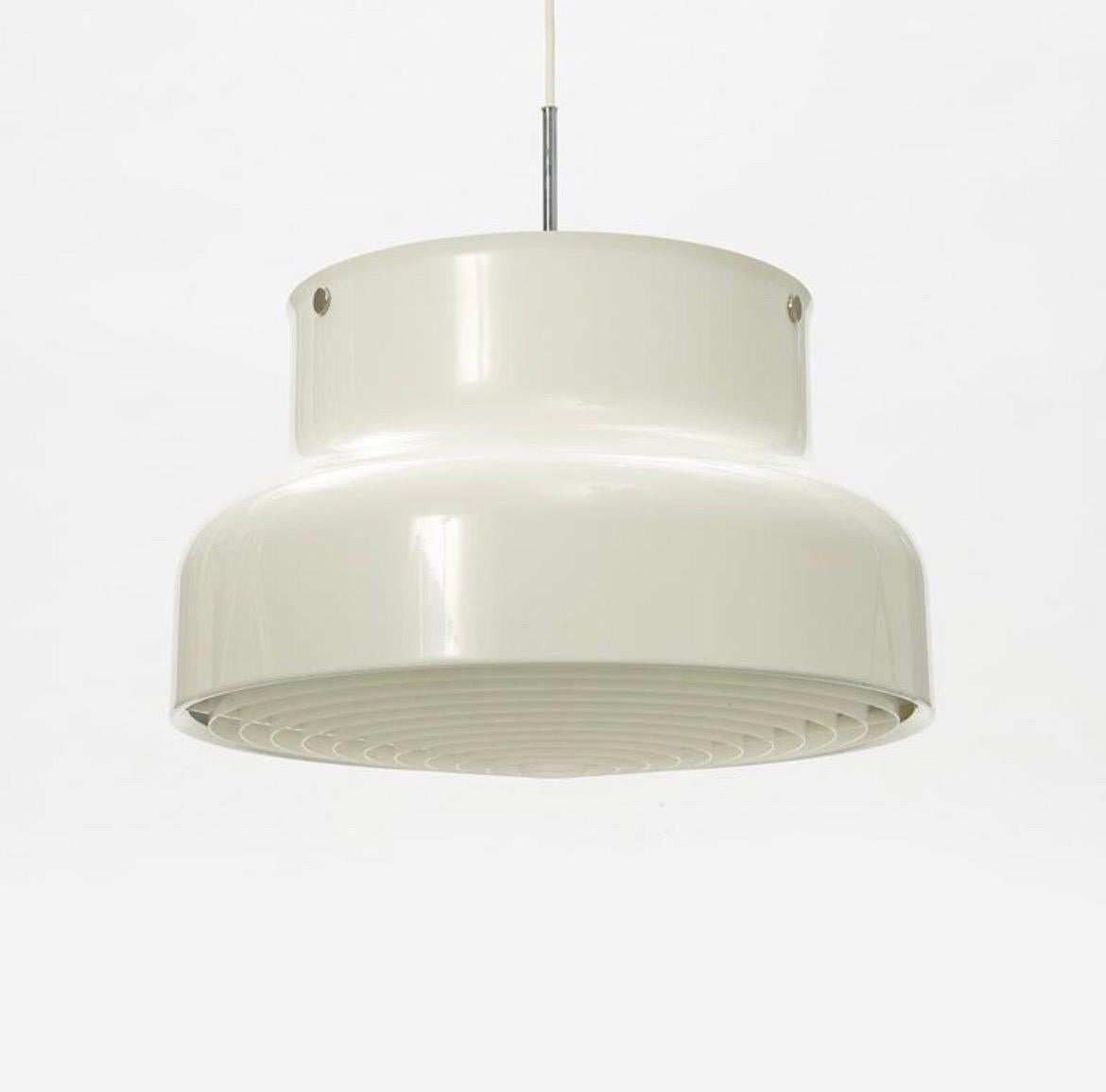 Ceiling light, model « Bumling » in white lacquered metal by Anders Pehrson for ateljé Lyktan, Sweden circa 1960.
It is the biggest version (more rare).
The height mentioned in the dimensions is only the shade height.