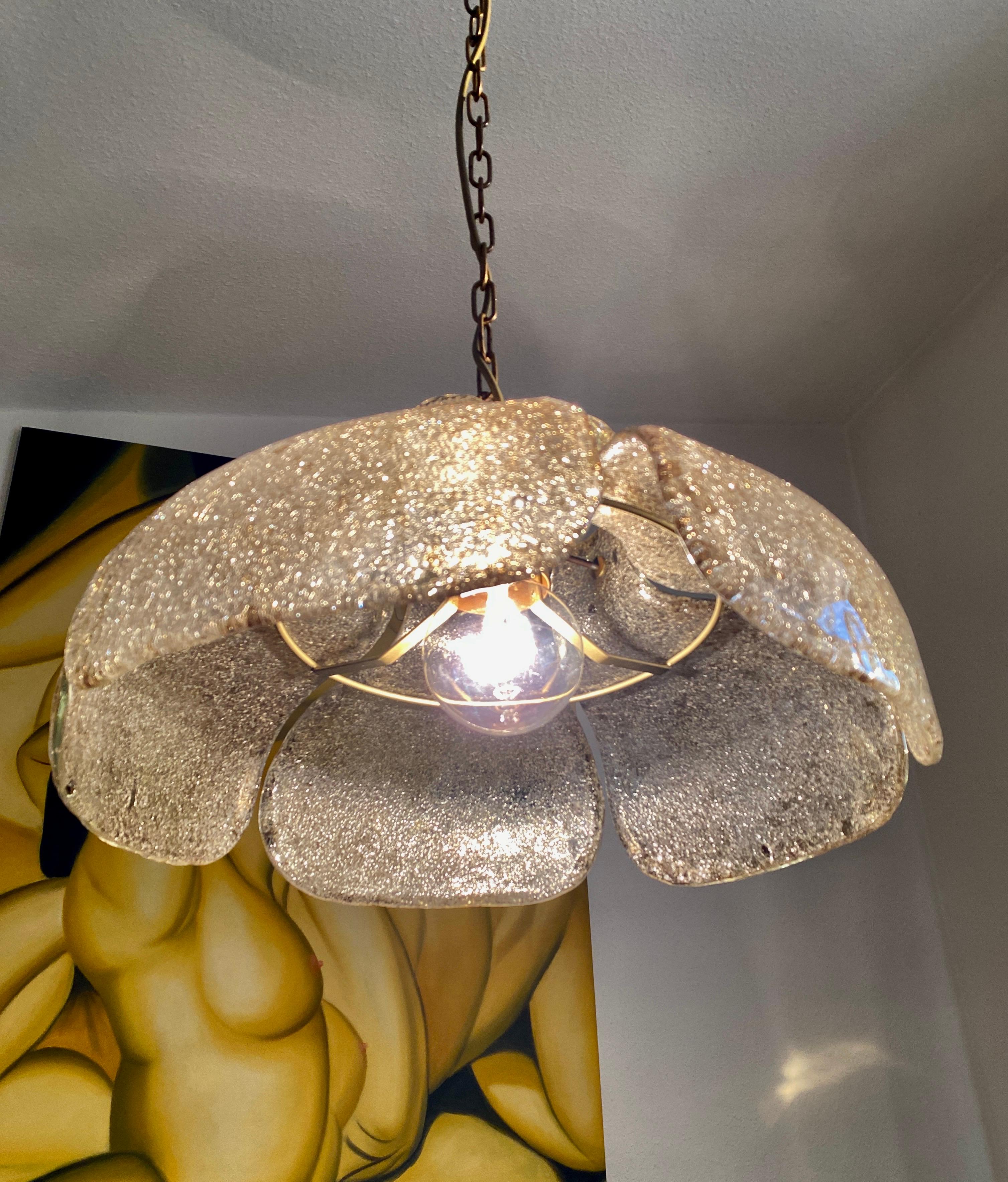 Rara lampada a sospensione originale di HILLEBRAND, modello n. 2134-111
Prodotta negli anni '60, questa lampada con le sue cinque lame, ciascuna di circa 26 x 26 cm, è difficile da trovare ancora.
Le grandi lame sono molto robuste, solide e pesanti;