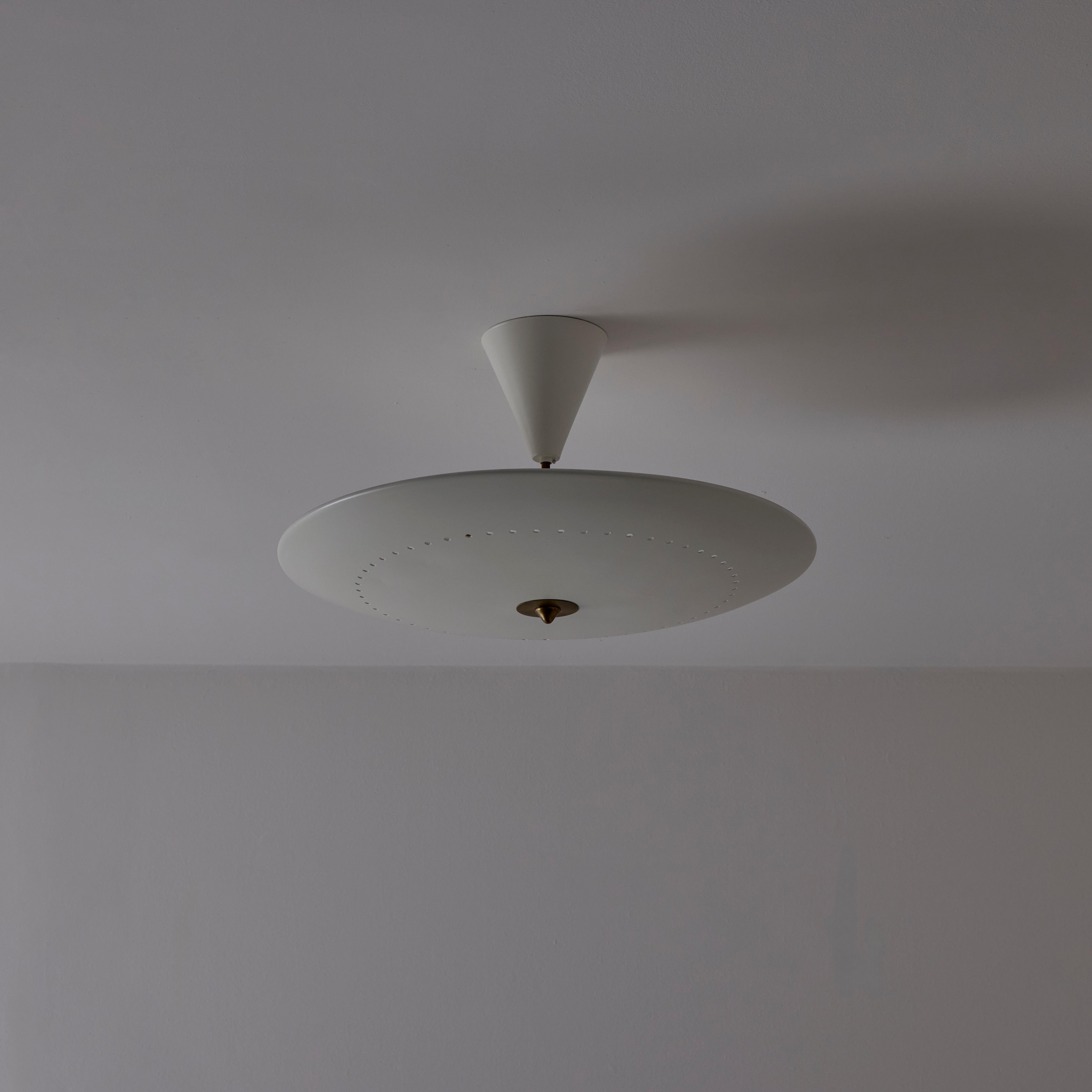 Plafonnier de Lumen (IT, années 1960)

Soucoupe émaillée blanche avec une perforation extérieure permettant une belle diffusion de l'omission de la lumière. La couverture de l'auvent supérieur ajoute à la forme et à l'intérêt de l'ensemble. La lampe