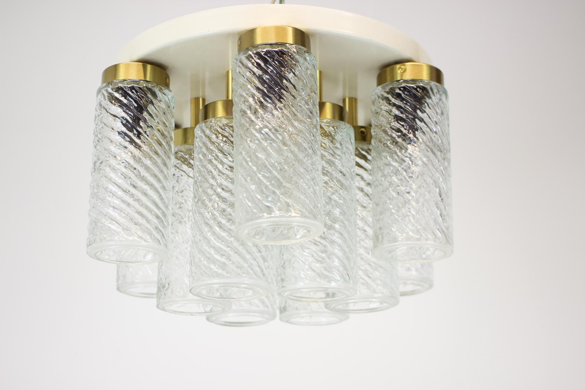 Hergestellt aus Glas und Metall.
Neue Verkabelung.
Guter Originalzustand.
US-Verkabelung kompatibel.