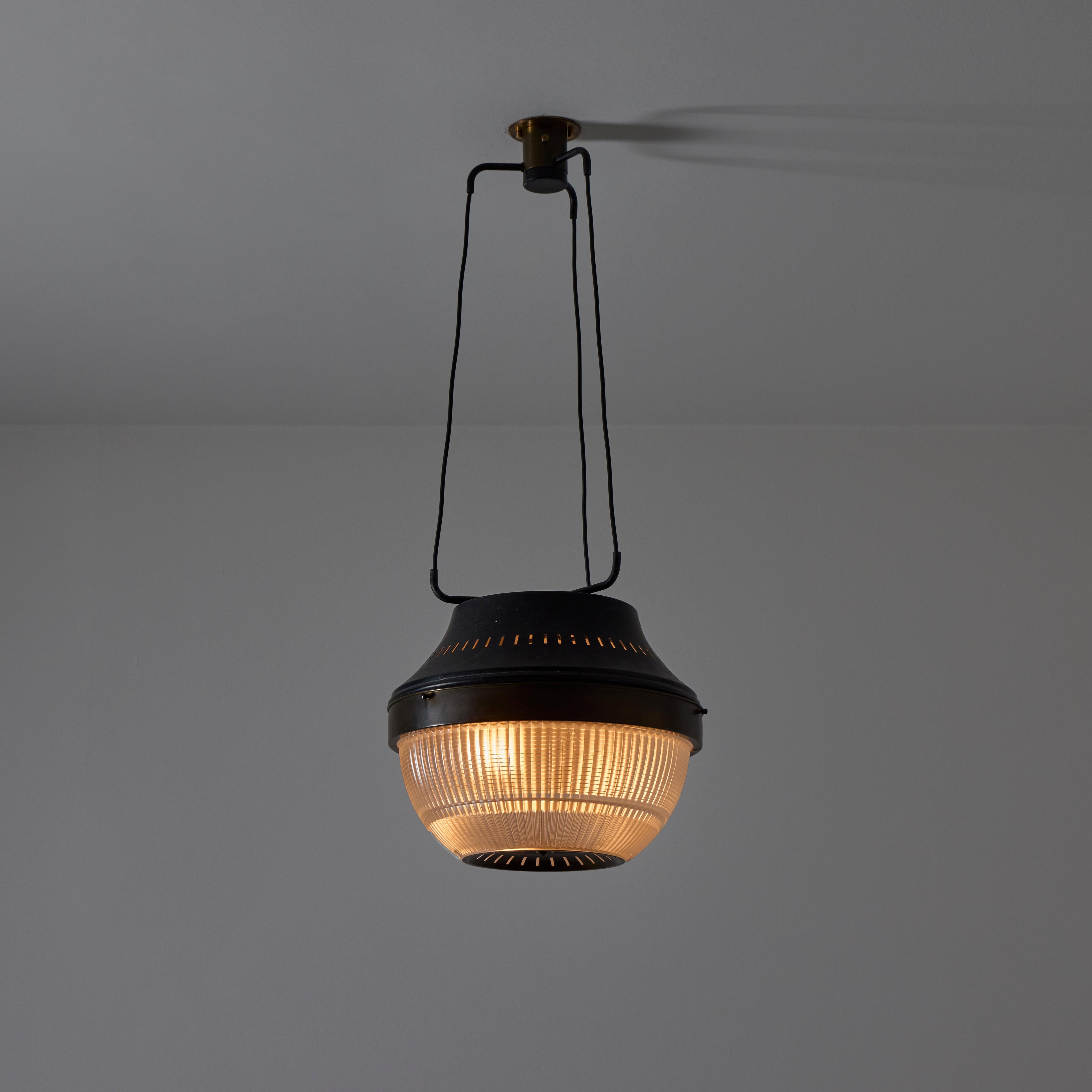 Lámpara de techo de Stilnovo (Italia, c. 1960)

Difusor inferior de cristal halófano con pantalla superior esmaltada en negro. Las rendijas de ventilación dan más detalle y enfoque a lo iluminado. Una suspensión de tres cuerdas sujeta el aparato. La