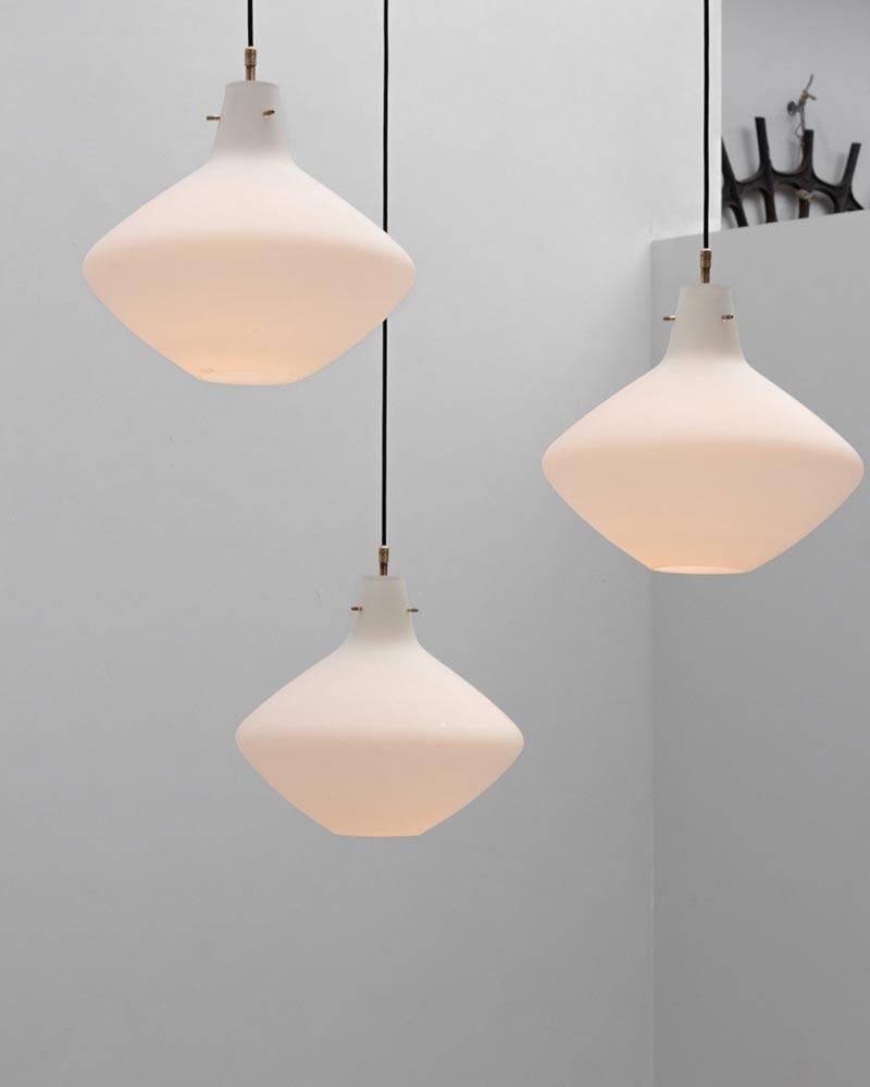 This cascade suspension features three Italian opaline glass, each measuring 30 cm in height excluding the cable. 
The opalines create a soft, diffused light.

The height of the cables is adjustable upon request.

Please do not hesitate to contact