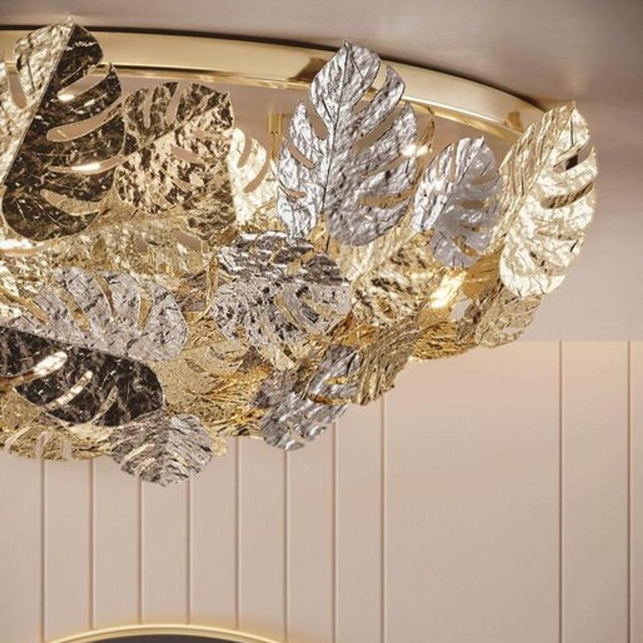 Questa plafoniera a parete emana una raffinatezza e un'eleganza senza pari. L'ottone placcato oro, combinato con foglie applicate a mano, emana un fascino delicato che ricorda la natura in piena fioritura. Questo capolavoro a foglie larghe del