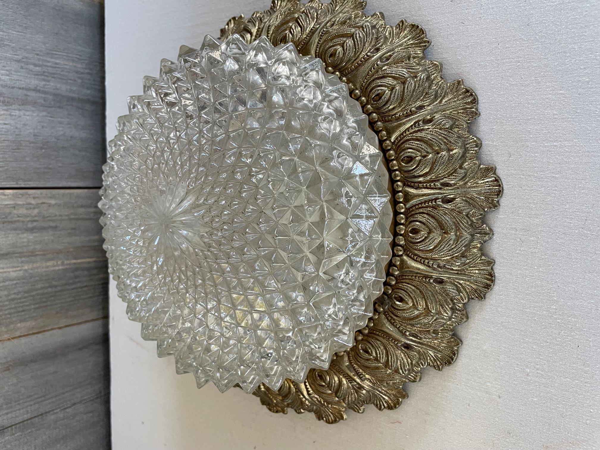 Mid-Century moderno Lampada da soffitto in metallo e vetro tagliato in vendita