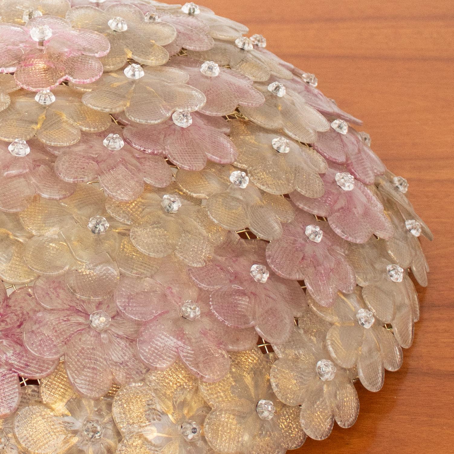 Italienische Murano-Glasblumen-Deckenleuchte von Seguso, 1970er Jahre. Diese atemberaubende Leuchte zeichnet sich durch ein kuppelförmiges Design aus Glasblumen in zarten Rosa- und Transparenttönen aus, das in der Mitte jeder Blüte mit kleinen