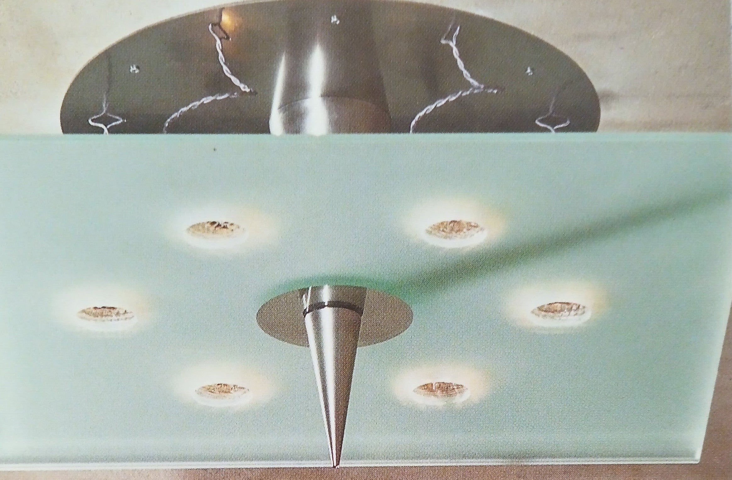 Deckenleuchte, gesäuerte Glasplatte, die 20 cm von der Decke herabhängt. Mit Inox-Stift und Inox-Platte an der Decke. Verbunden durch Drähte zu 6 par 36 Lampen 12v, auch verfügbar in led Lampe. Die Gesamthöhe beträgt 38 cm.