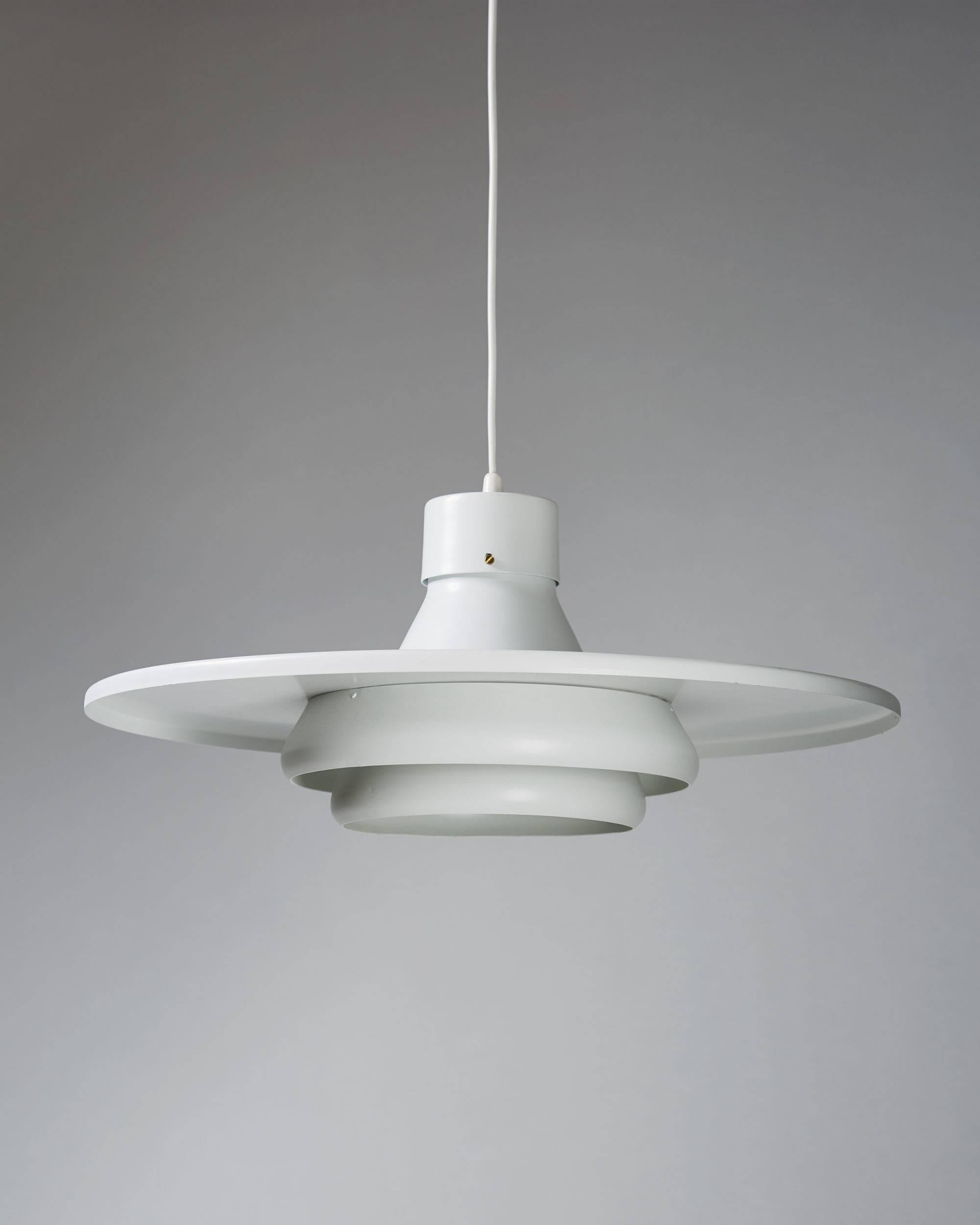Ceiling light model AP6692, anonymous, for Itsu,
Finland, 1960s.

White lacquered metal.

Measures: H: 24cm/ 9 1/2