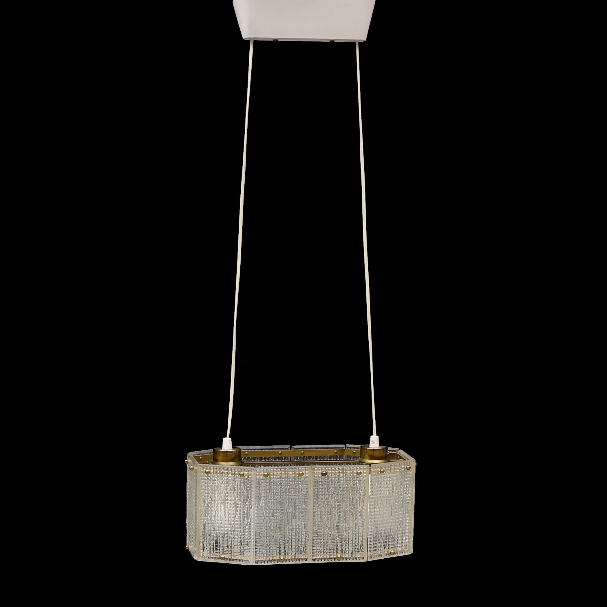 Deckenleuchte aus geformtem Glas und Messing von Orrefors Schweden 1960 (Schwedisch) im Angebot