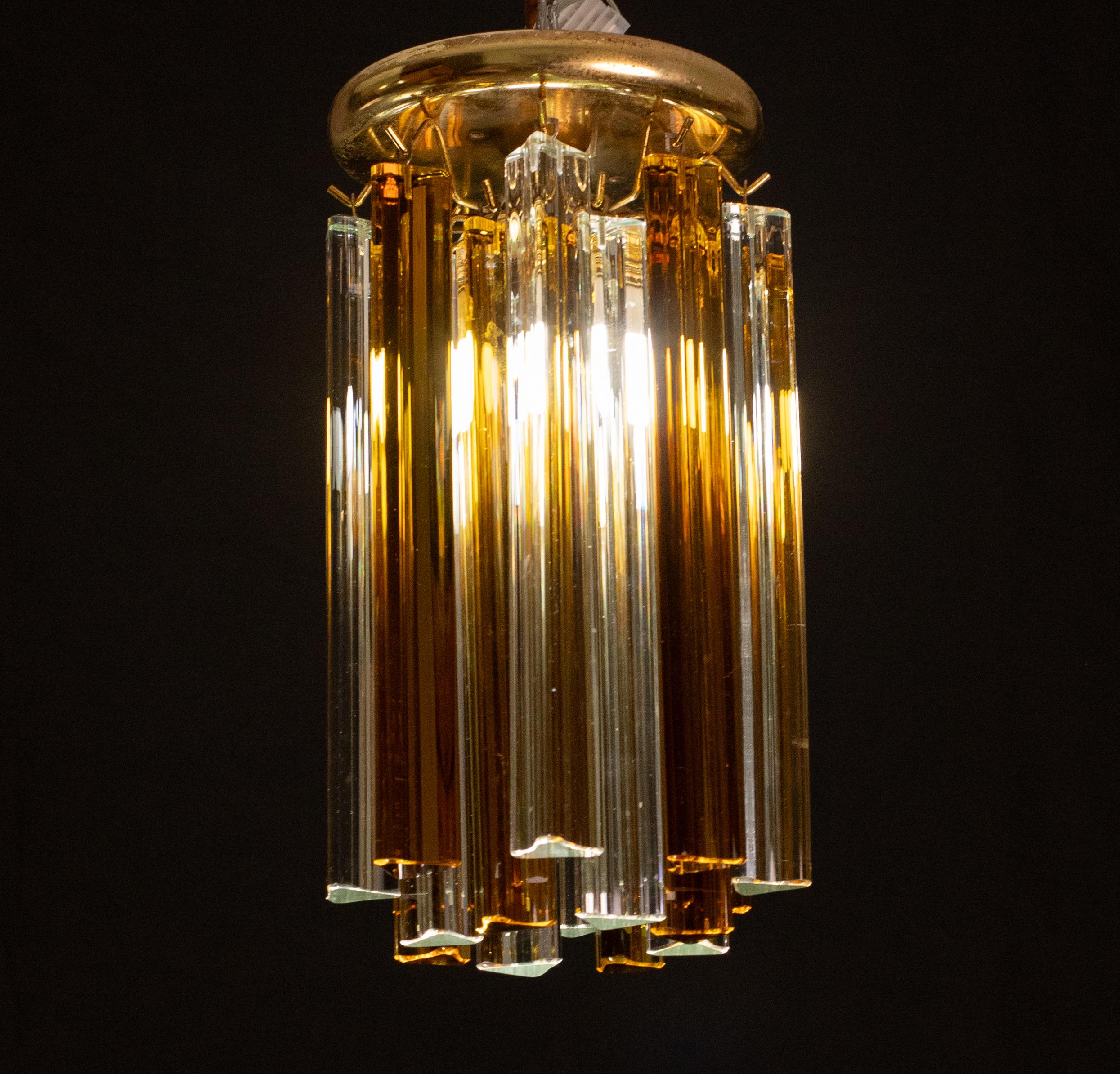 Superbes lampes de plafond attribuées à Venini formées d'ambre tryri et de trasparent.
monte un luminaire.
Hauteur 23 centimètres, diamètre 30 centimètres.
Période 1960