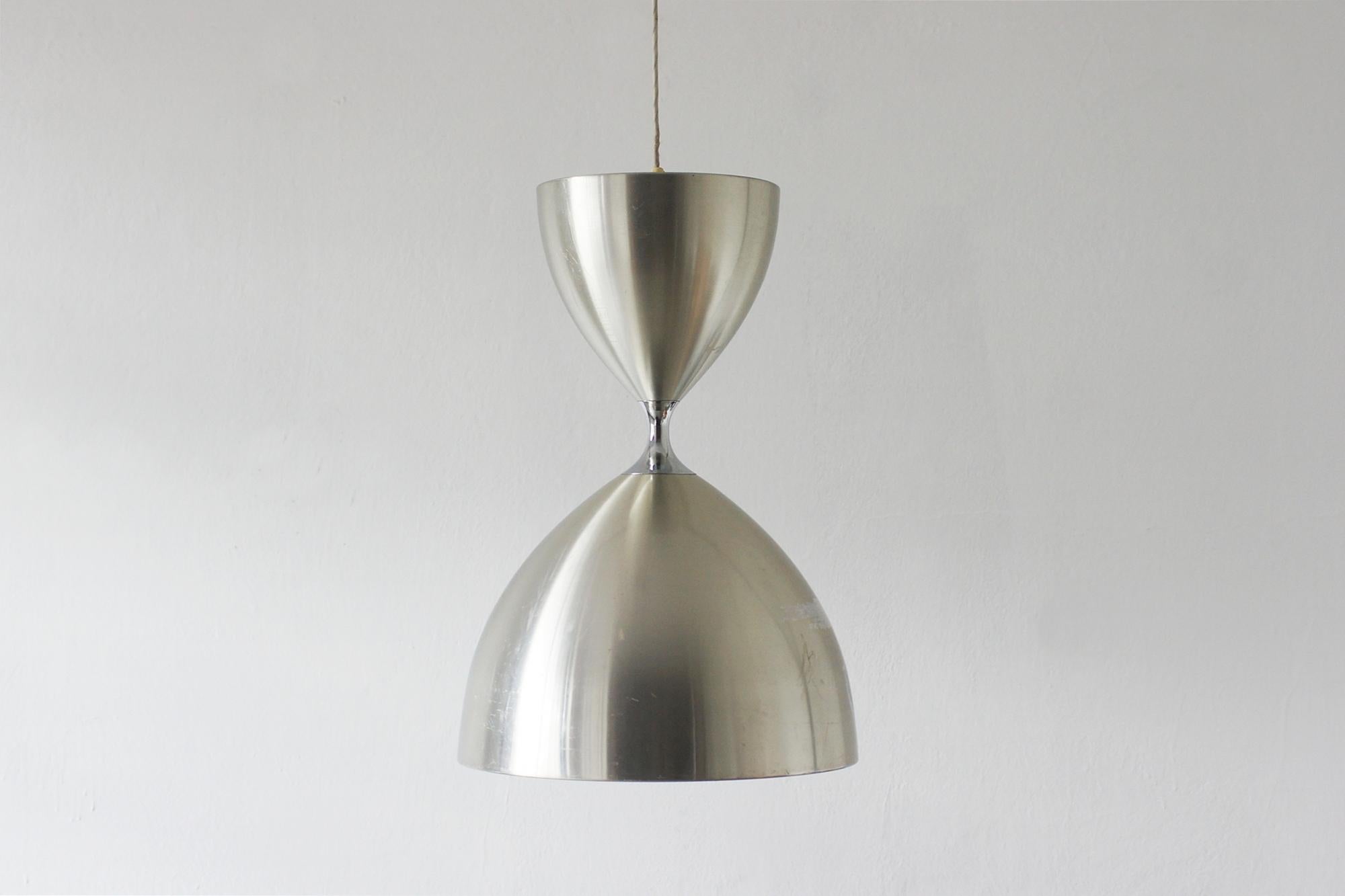 Die Leuchte Vega von Jo Hammerborg für Fog & Mørup ist ein klassisches Beispiel für den dänischen Modernismus der 1960er Jahre, der die Eleganz der Form mit der Funktionalität des Lichts verbindet.

Die Vega-Lampe entspricht der Ästhetik der