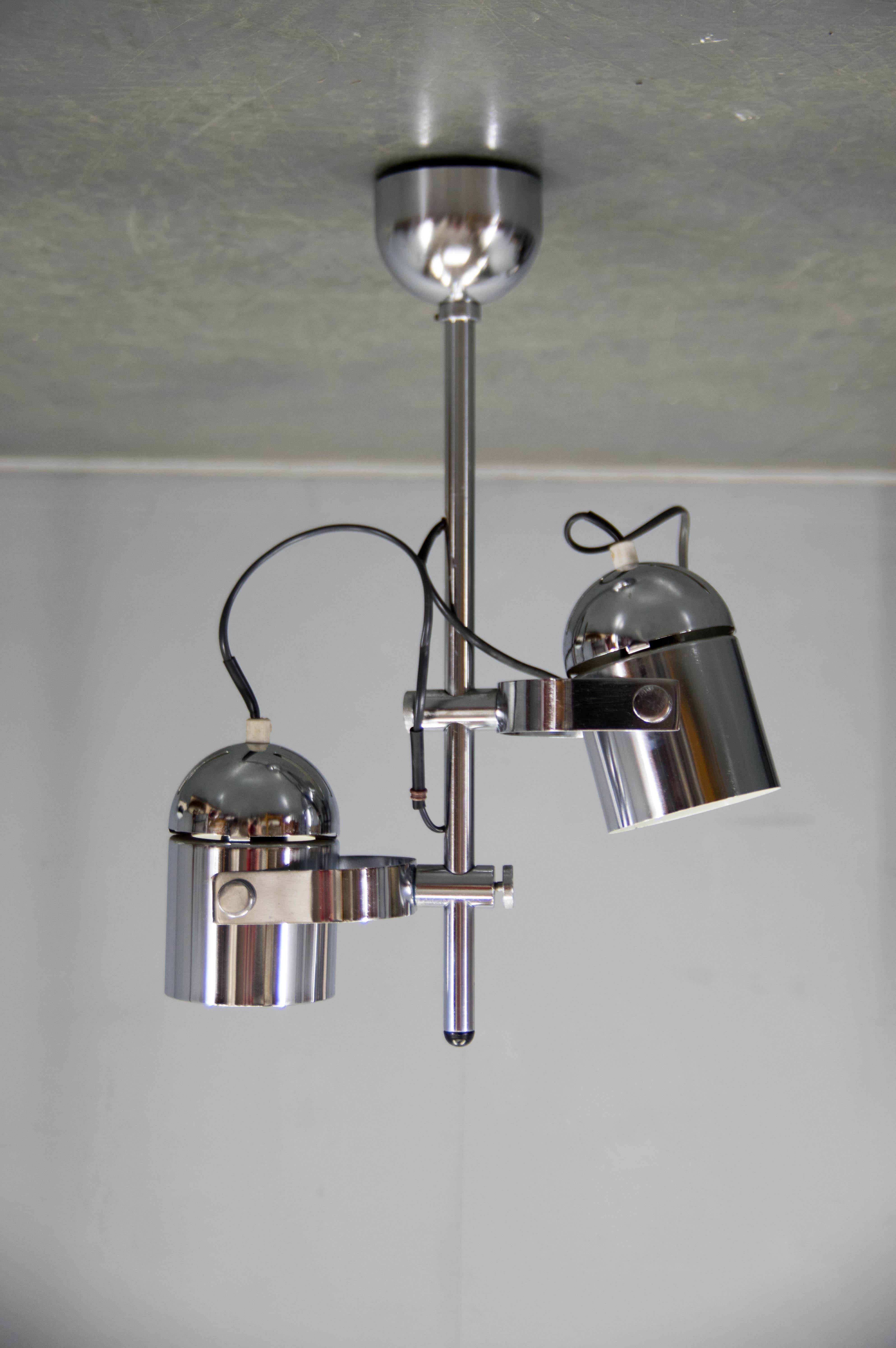 Lámpara de techo Combi Lux diseñada por Stanislav Indra en la década de 1970.
Dos pantallas ajustables.
Muy buen estado original - limpio.
2x60W, bombillas E25-E27
Compatible con cableado estadounidense
