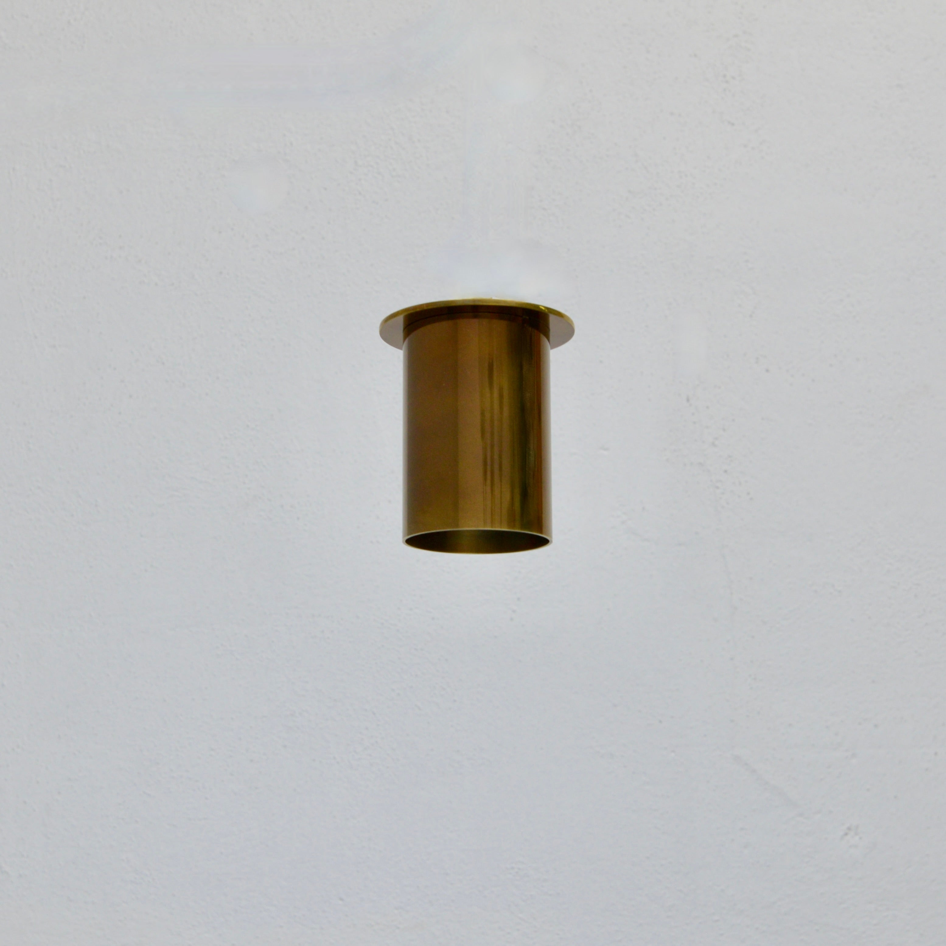 Sharp Ceiling LUpipe Leuchte von Lumfardo Luminaires, inspiriert vom klassischen italienischen Design der Jahrhundertmitte. Hergestellt aus massivem, gealtertem Messing. Kann mit einer 1-E26-Steckdose verdrahtet werden und ist für den Einsatz in der