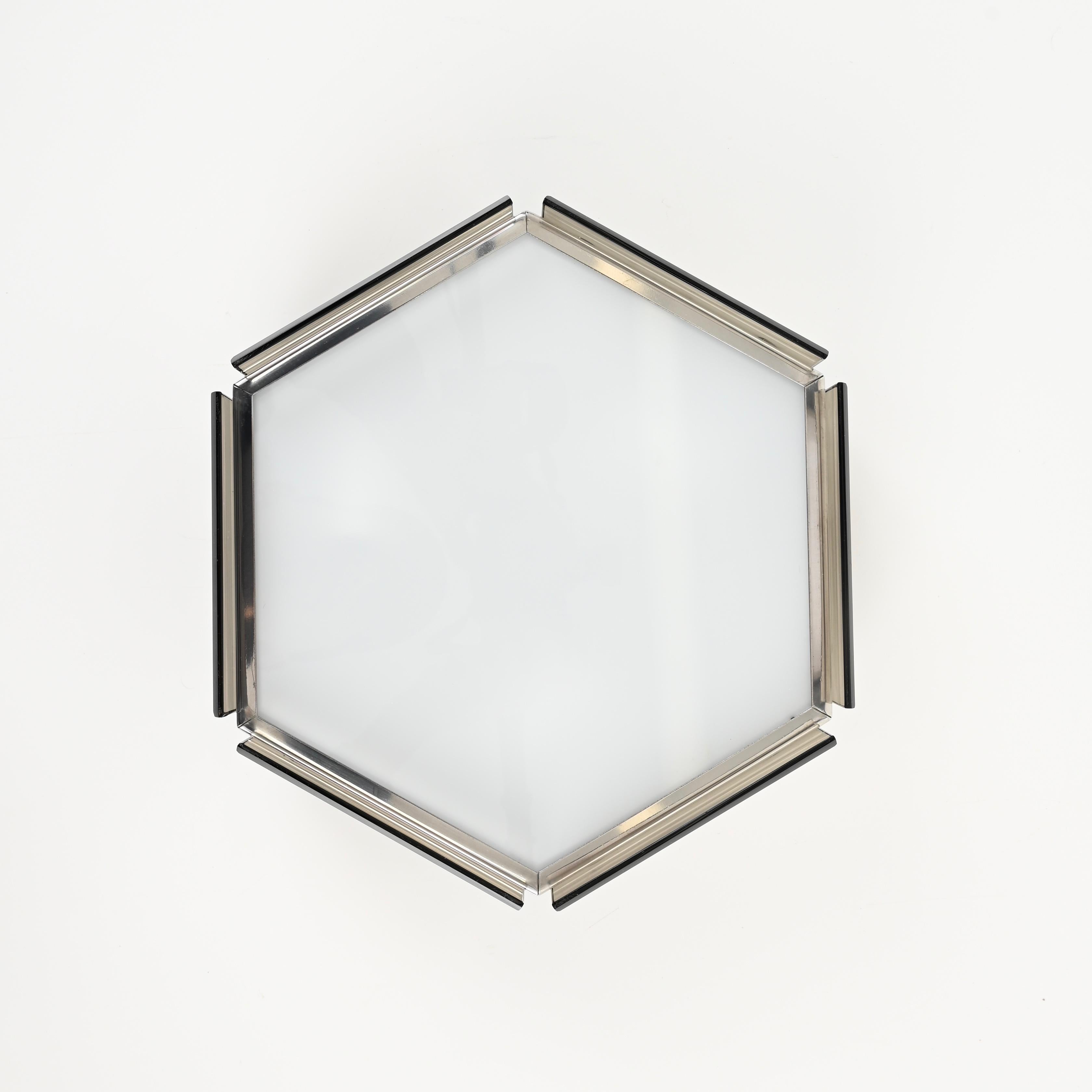 Decken- oder Wandleuchte von Veca aus Chrom, Rauchglas und Opalglas, Italien 1970 (Moderne der Mitte des Jahrhunderts) im Angebot