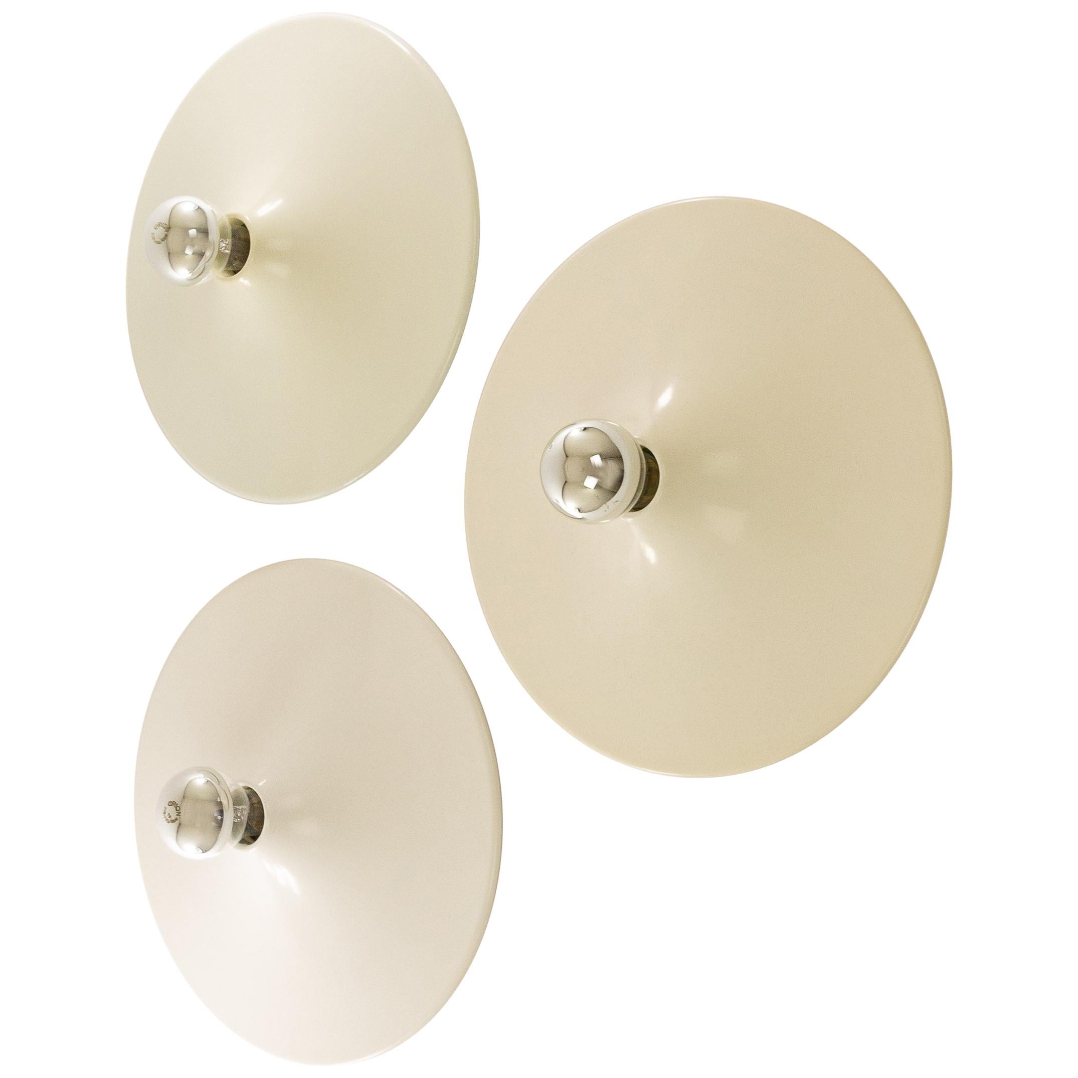 Set of three off-white aluminium ceiling or wall lamps by Gianluigi Gorgoni for Italian lighting manufacturer Stilnovo.

This model, that is also known under the name Disco, was produced in three different colors: green, white and red.

The