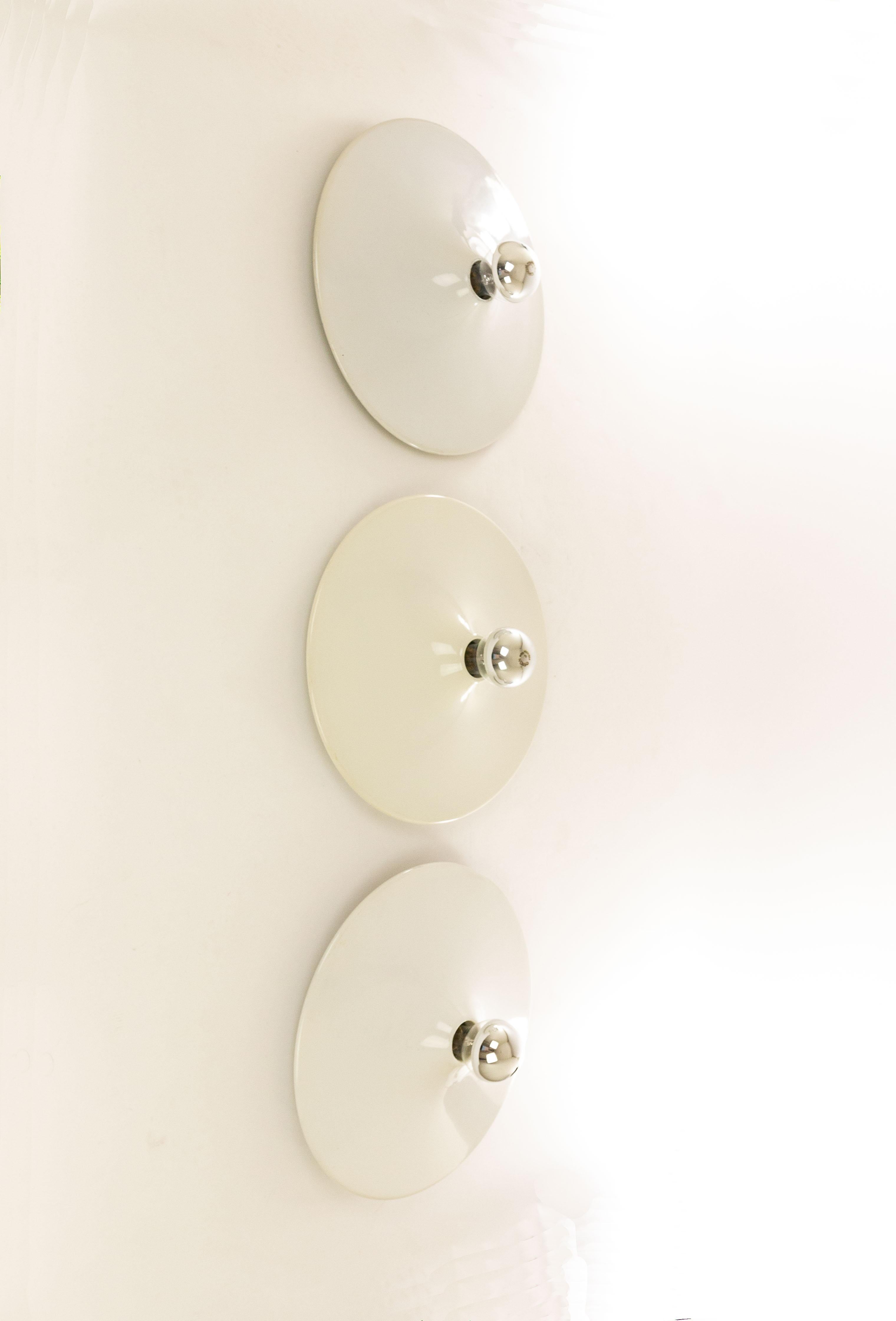 Set of three off-white aluminium ceiling or wall lamps by Gianluigi Gorgoni for Italian lighting manufacturer Stilnovo.

This model, that is also known under the name Disco, was produced in three different colors: green, white and red. The