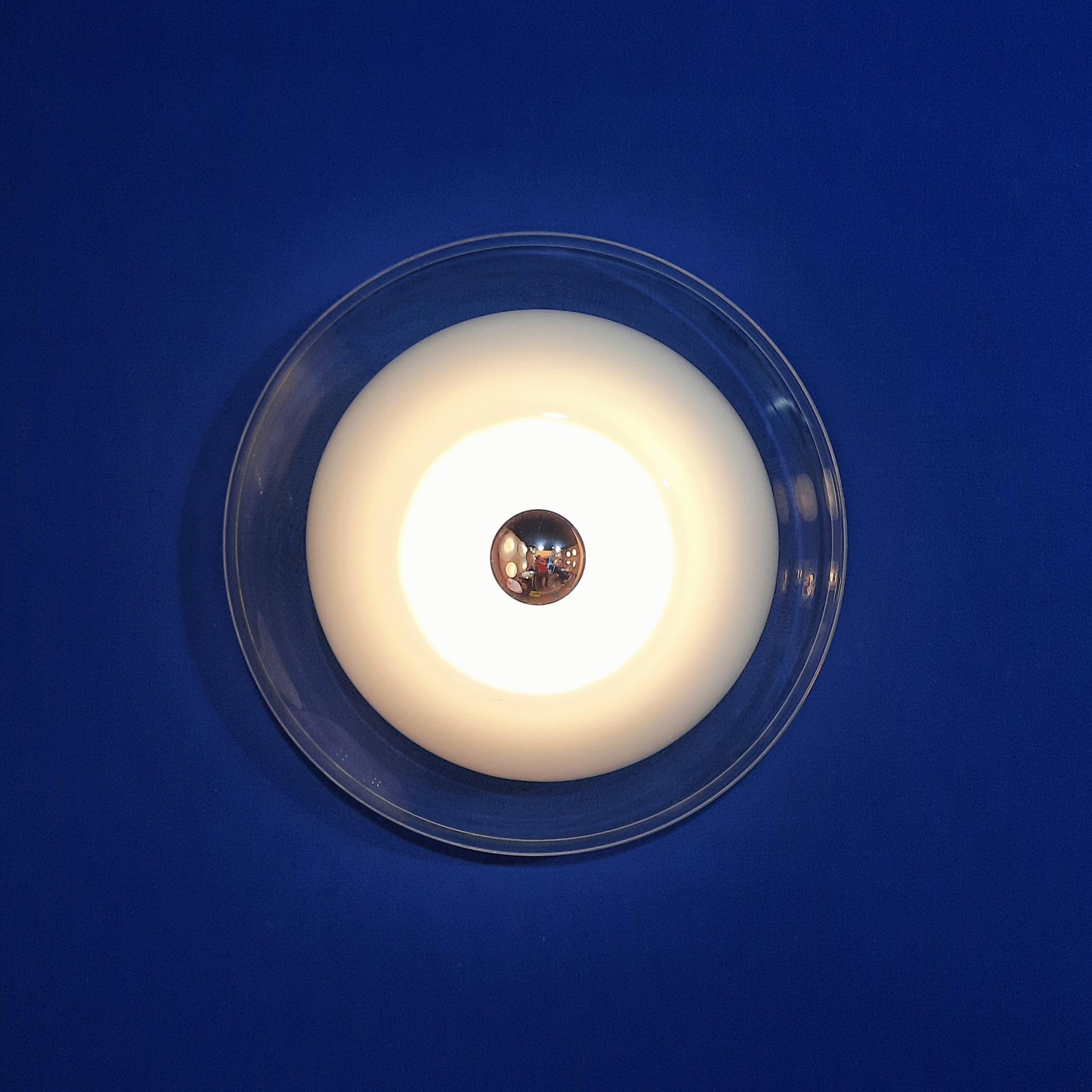 Montage simple en verre de Murano soufflé à la main pour fixation au mur ou au plafond.
Verre de Murano opalin et translucide blanc et base en métal chromé.
Edité à la fin des années 1970 par la célèbre marque Esperia.

Le câblage a été