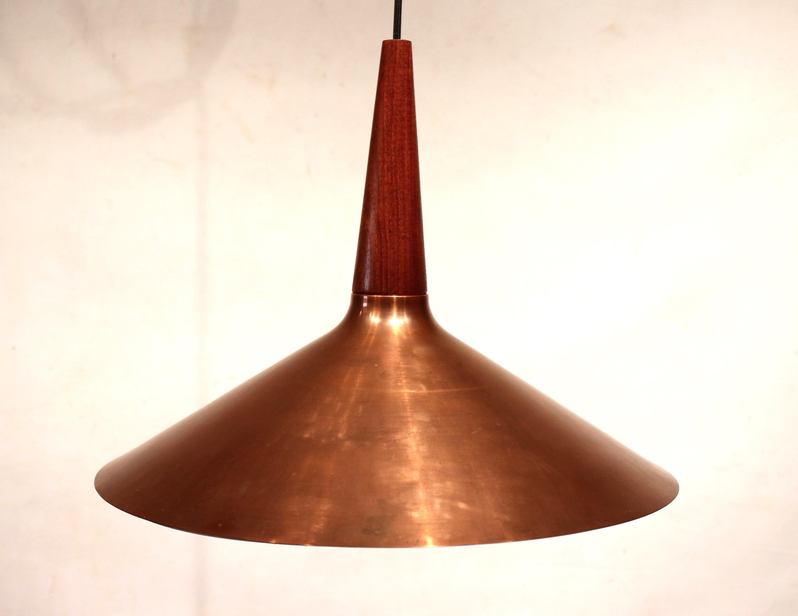 Ceiling pendant in copper and teak of Danish design from the 1960s. The lamp is in great vintage condition.