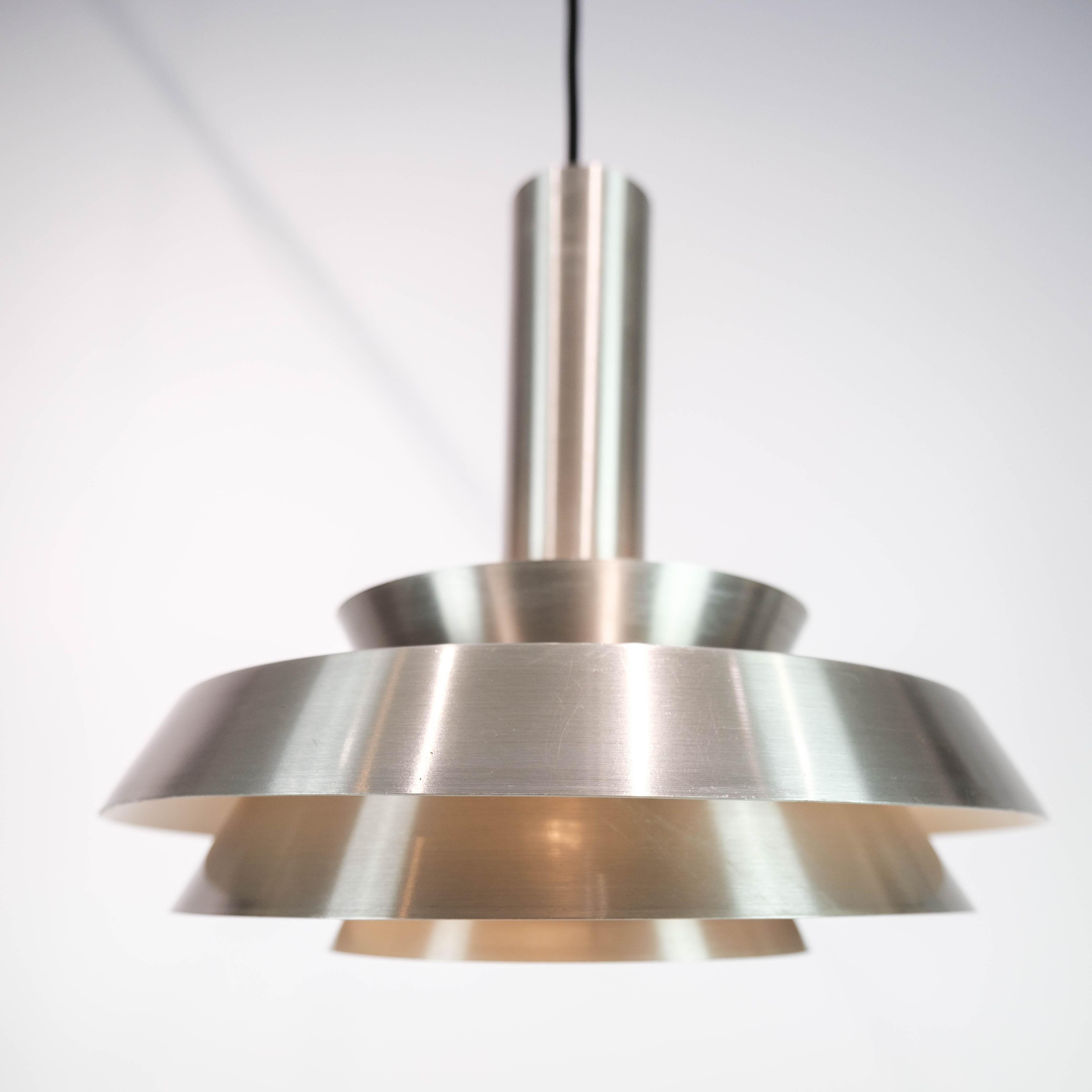 Plafonnier en acier de conception danoise des années 1960. La lampe est en excellent état vintage.