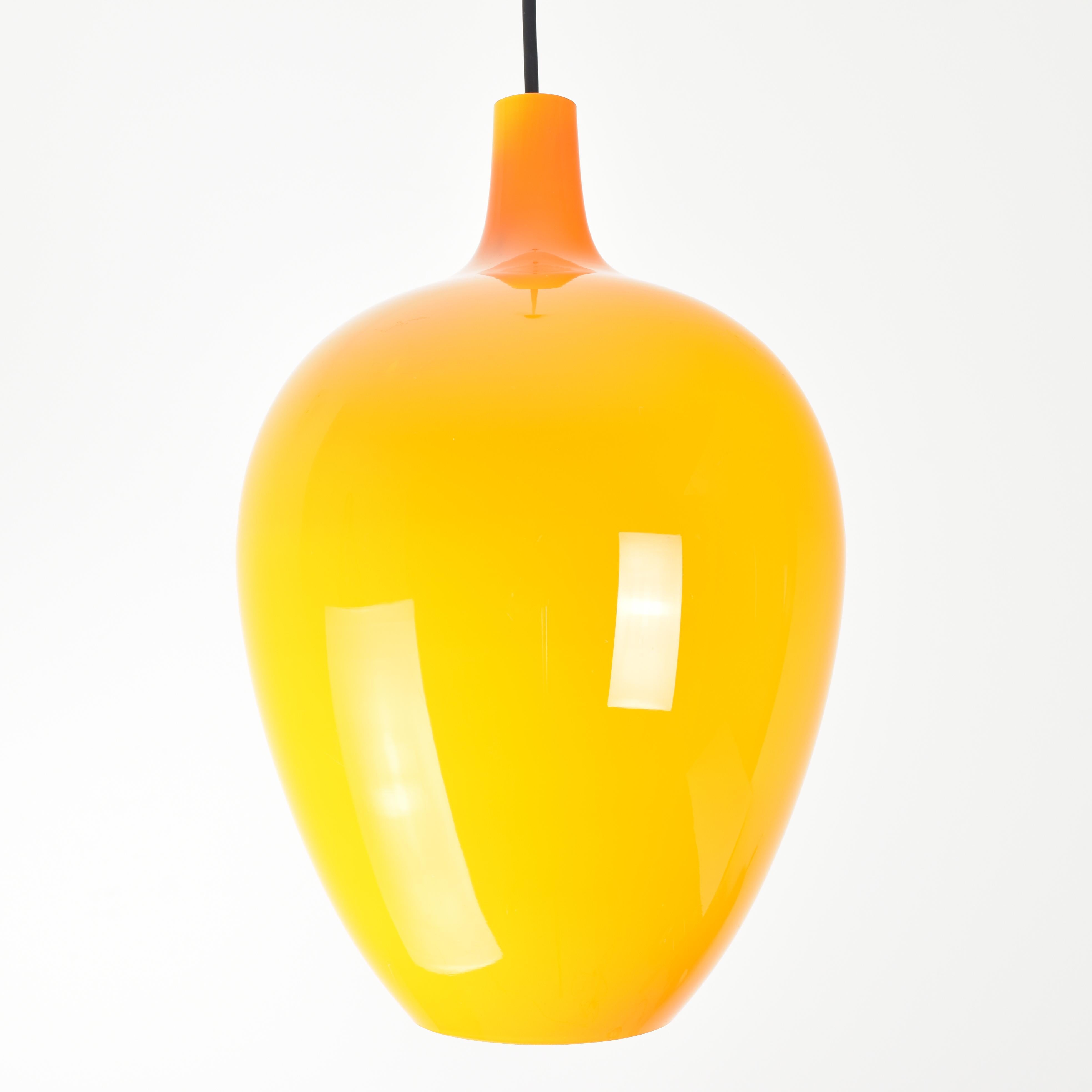 Diese Vintage-Hängeleuchte von Gino Vistosi Murano aus den 1960er Jahren ist ein beeindruckendes Beleuchtungsobjekt, das sich durch seinen orangefarbenen Glasschirm auszeichnet. Die Leuchte hat eine schlanke und elegante Silhouette.

Der Schirm ist