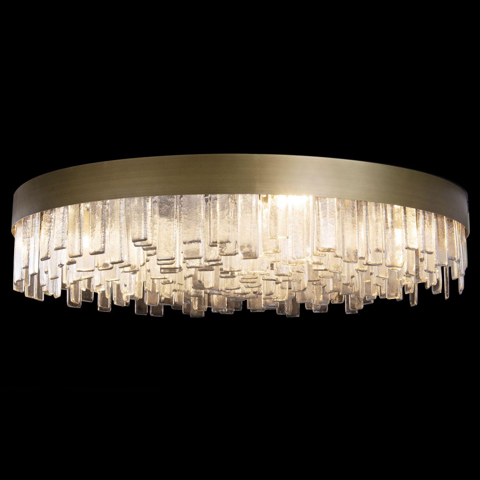 Cosmopolitan ceiling light clear Murano listels, brushed bronze fixture by Multiforme.
The modern style ceiling light Cosmopolitan, from our Progressive collection, is an extremely versatile lighting work that can be customized in many different