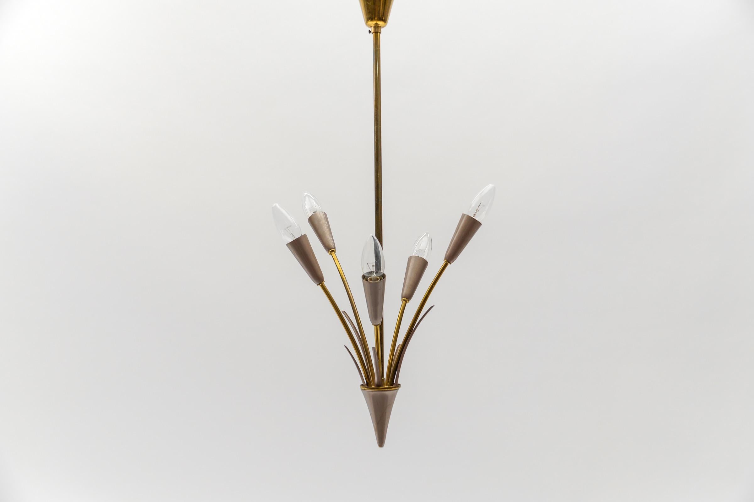 5-armige Sputnik-Lampen aus Messing aus der Jahrhundertmitte. Nach dem Vorbild von Arteluce.

Seltene und elegante Sputnik-Lampen aus der Mitte des Jahrhunderts, 1950er Jahre, Italien. Ausgeführt in lackiertem Metall und Messing.

Die Lampe ist mit