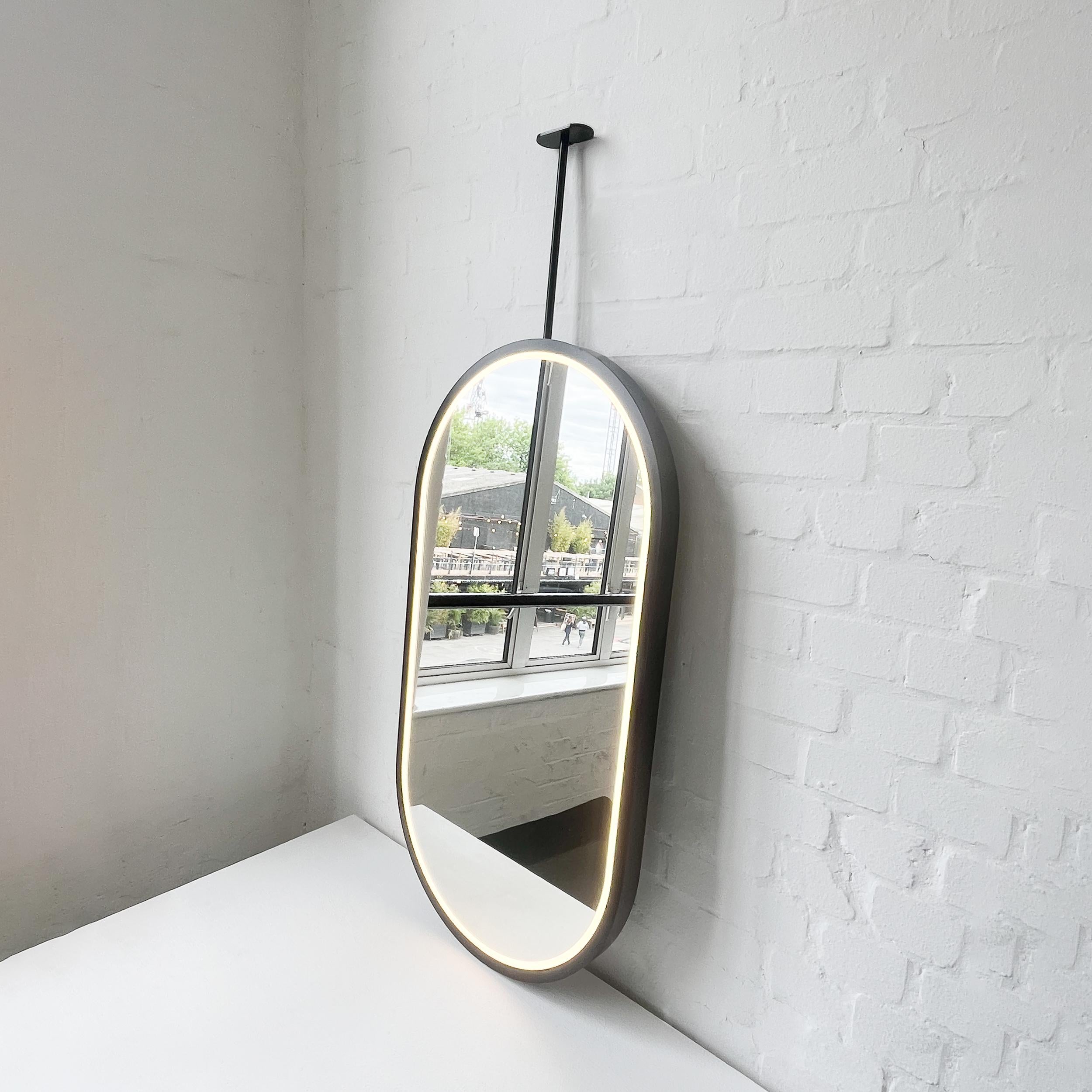 Poudré Miroir à capsule lumineux suspendu au plafond avec cadre intégral noir contemporain en vente